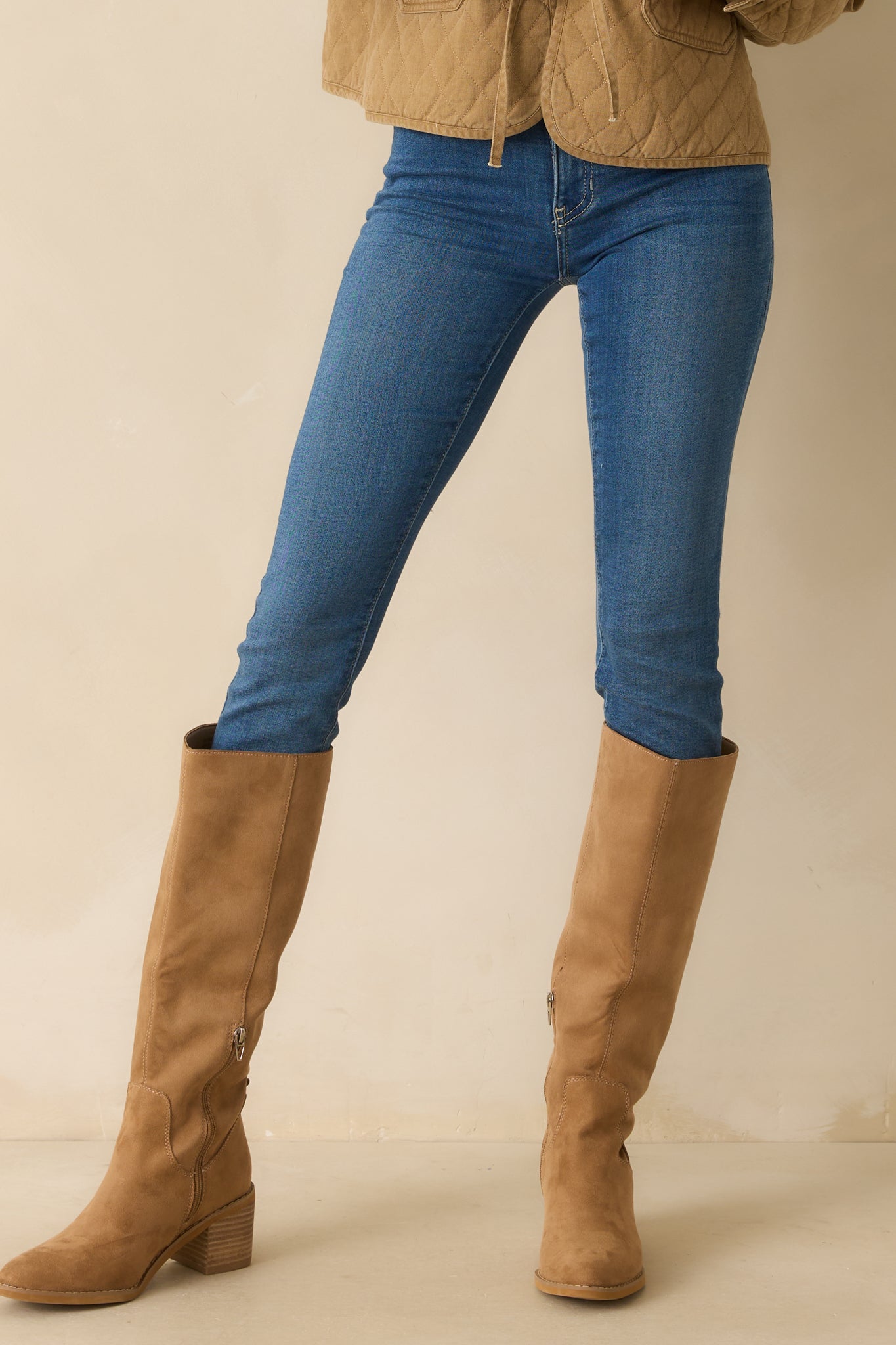 Close-up of the high-waist design and functional pockets, showcasing the chic, fitted look of these medium-wash skinny jeans.