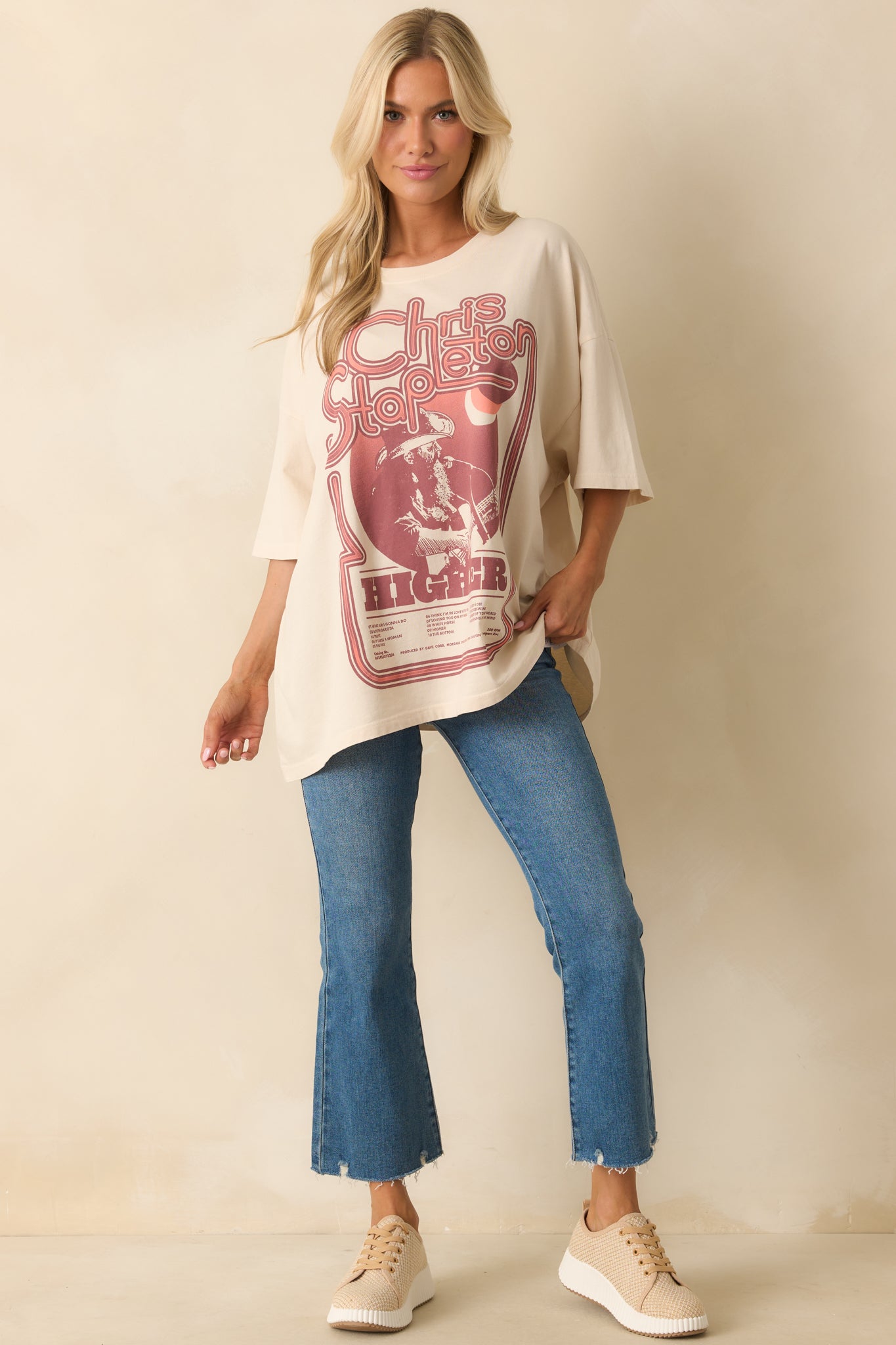 Oversized ivory t-shirt showcasing the Chris Stapleton tour design in maroon with a casual fit.