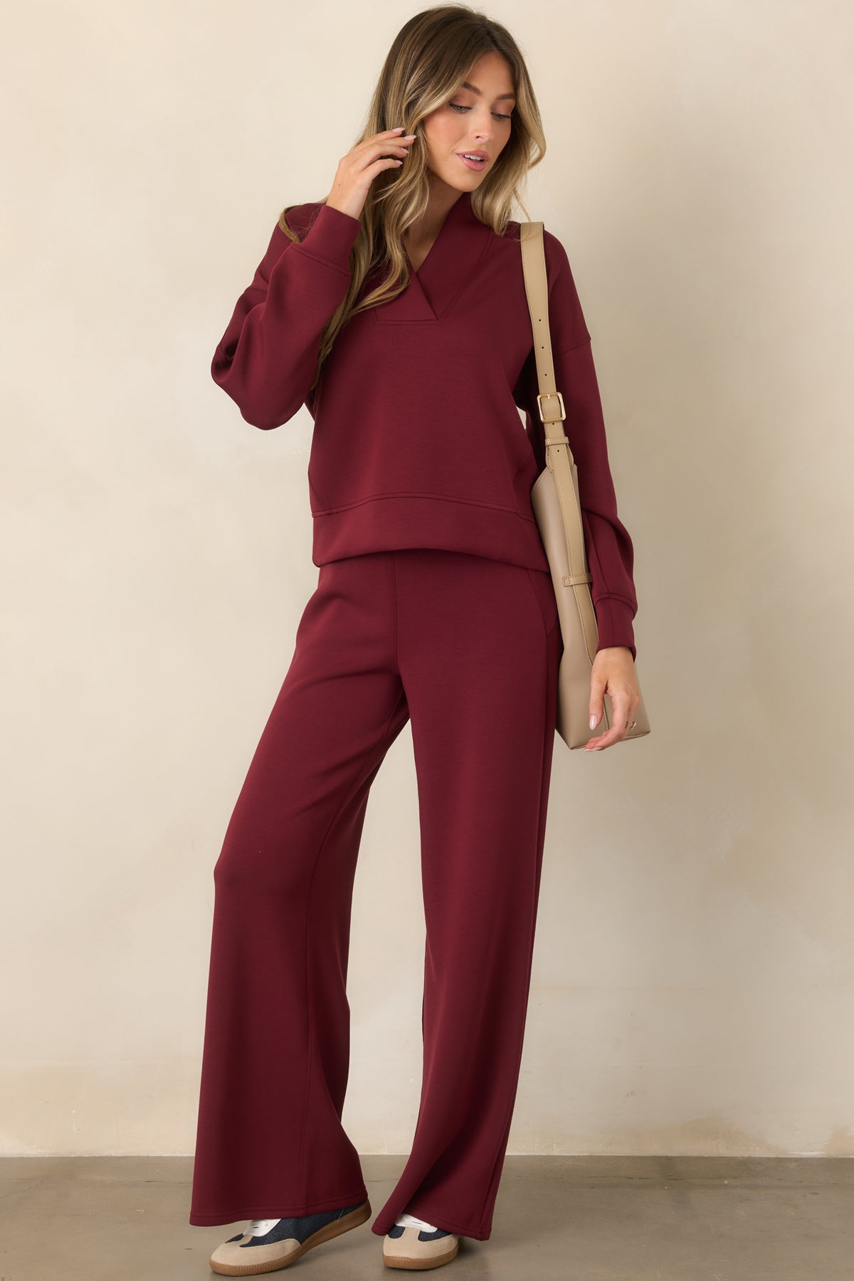 Long sleeved sweatshirt with a wide V-neckline and lightweight smooth fabric