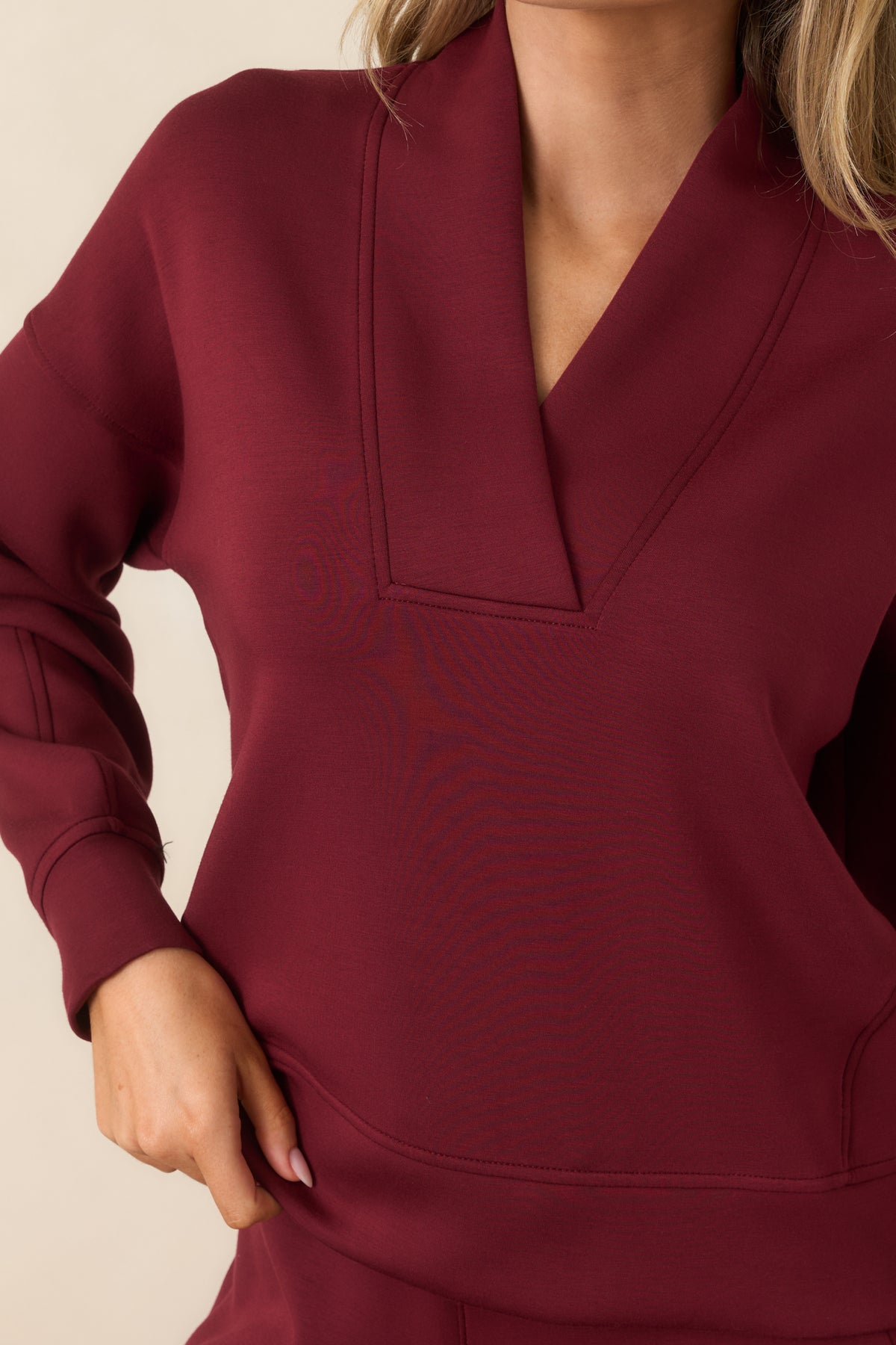Relaxed vino red sweatshirt with a structured V-neck collar and dropped shoulder seams