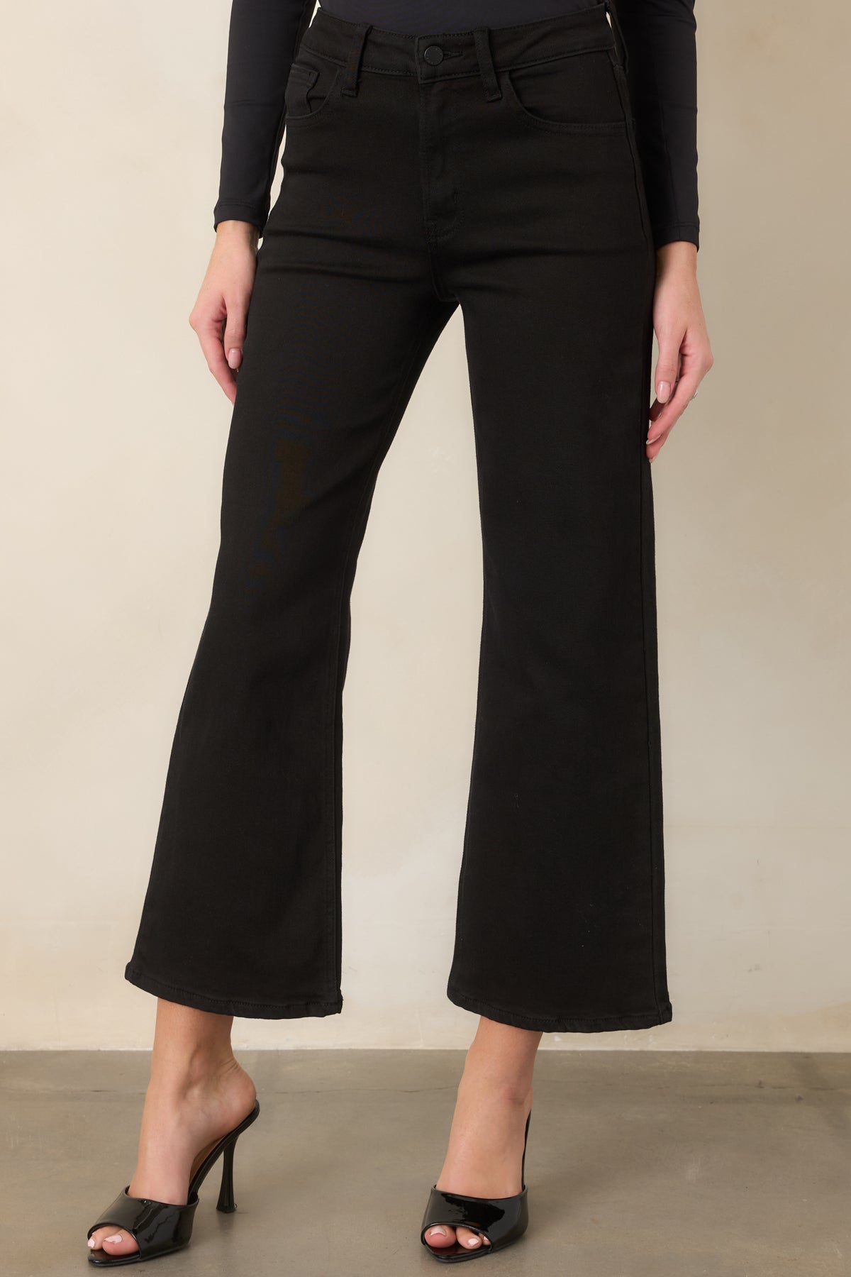 High-rise cropped jeans featuring a relaxed wide-leg silhouette and functional front pockets.