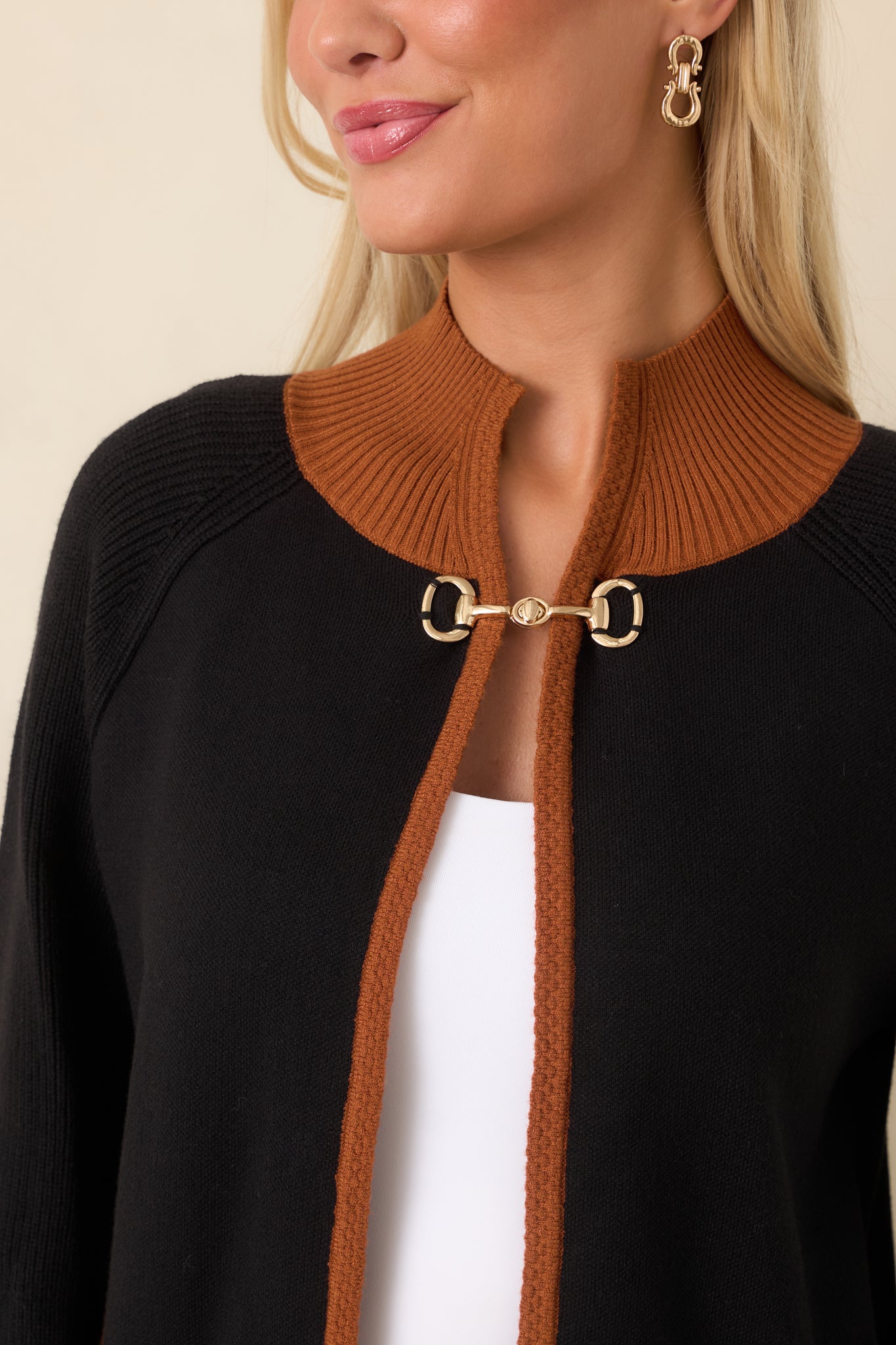 Close-up of the cardigan highlighting the soft viscose-blend knit, ribbed texture, warm brown trim, and gold-tone horsebit hardware.