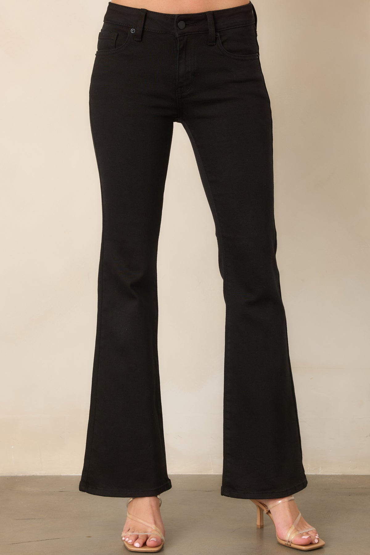 Stretch denim jeans in black with a streamlined mid-rise fit and classic five-pocket design.