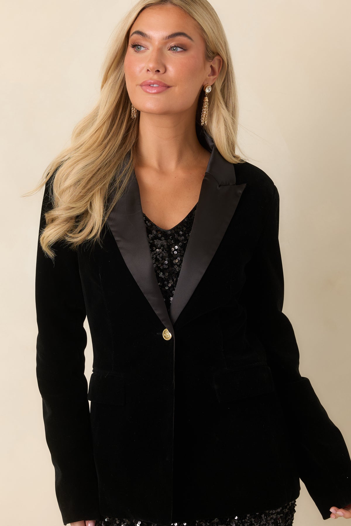 Gold button and tailored flap pockets bring refined details to the black velvet blazer front.