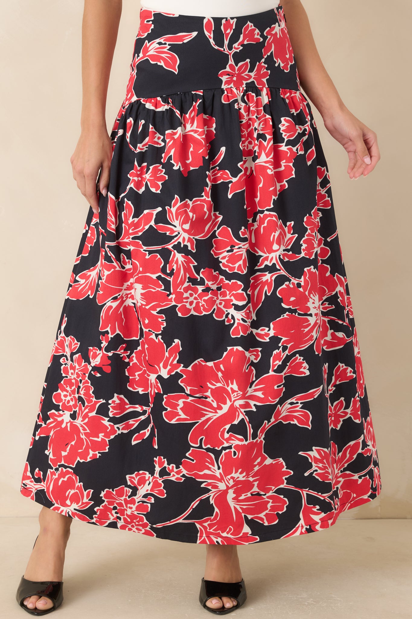 Gentle gathers create dimension and movement across this breathable cotton skirt.
