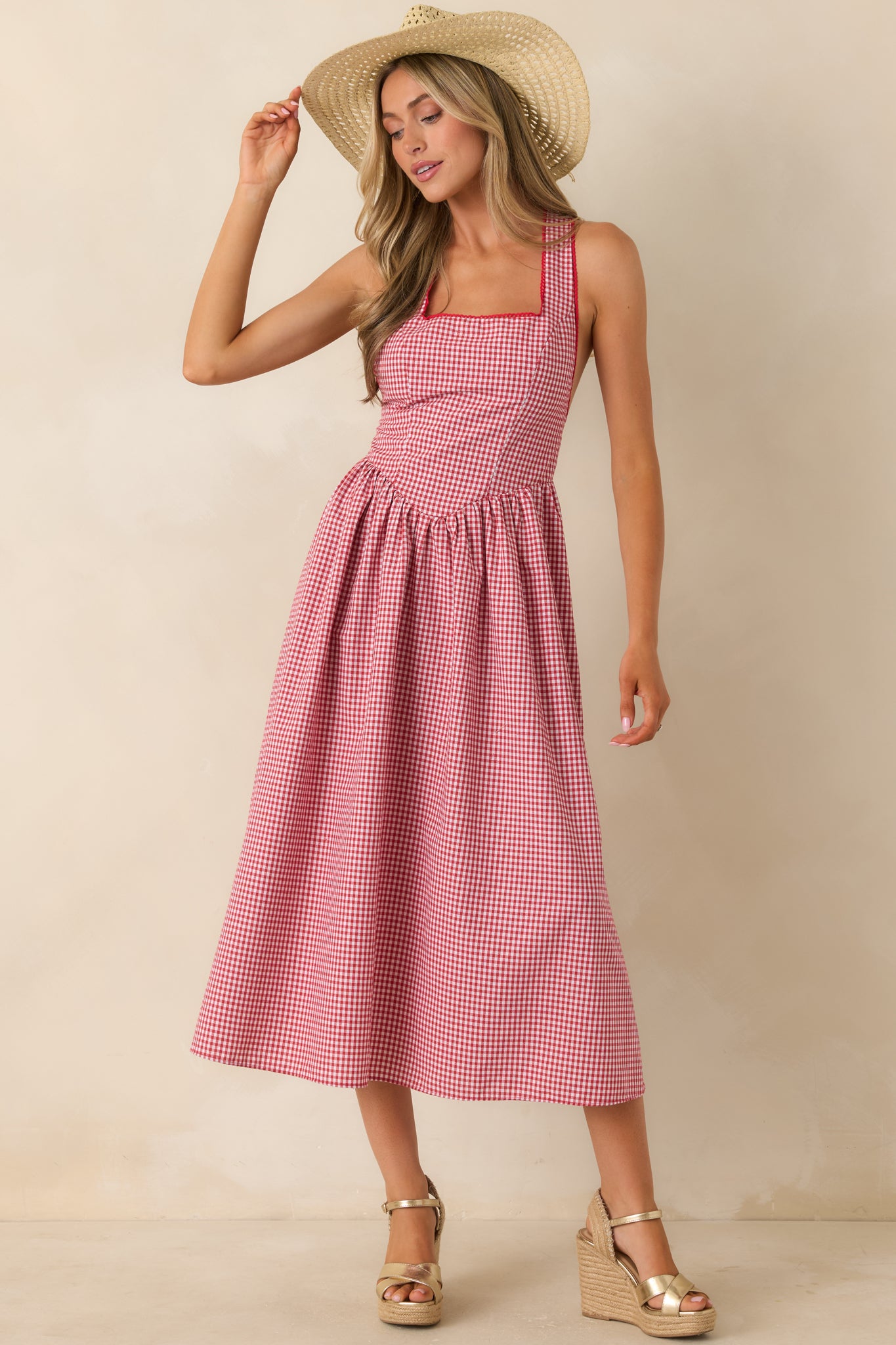Breathable dress with structured top and soft drape for an airy finish.
