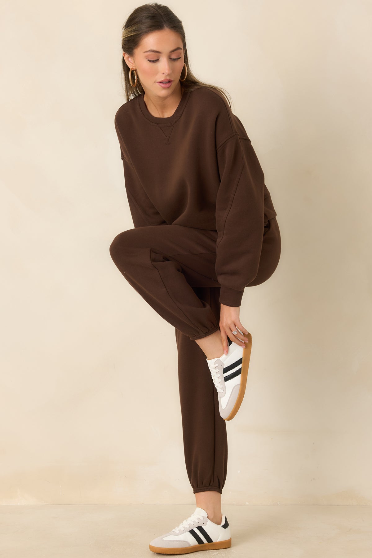 Soft brown joggers with a smooth finish, roomy legs, and practical side pockets.