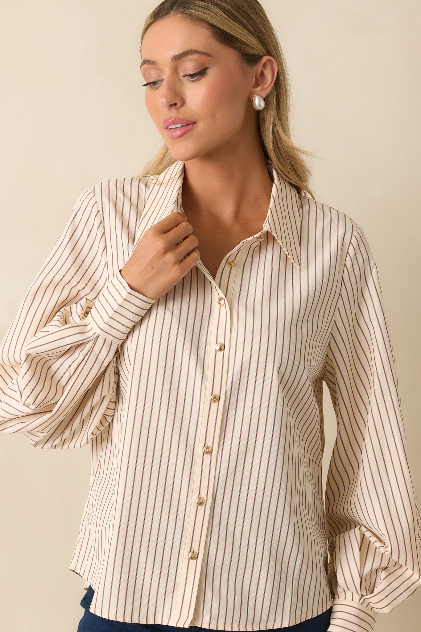 Cropped view highlighting the neat brown stripes and scoop hem.