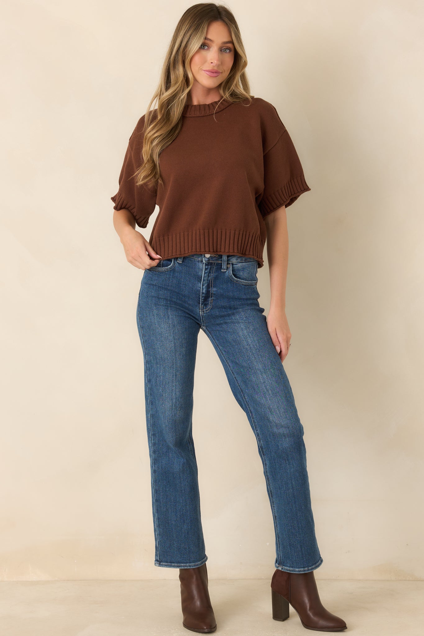 Casual cotton top with a clean crew neck, easy short sleeves, and wide ribbed edges that enhance its laid-back shape.