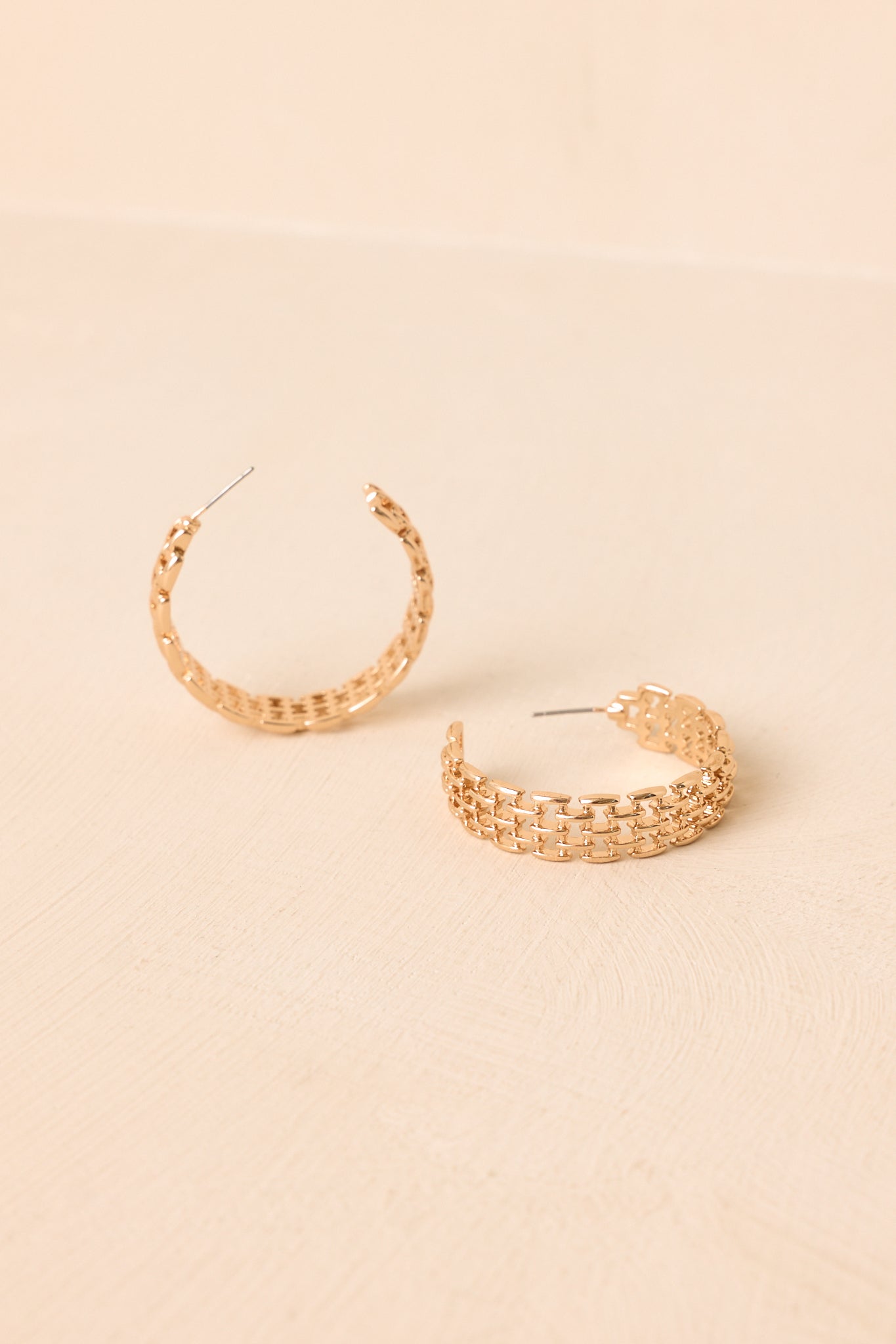 Detailed view of the intricate chain mesh links, polished gold-tone finish, and open hoop design.