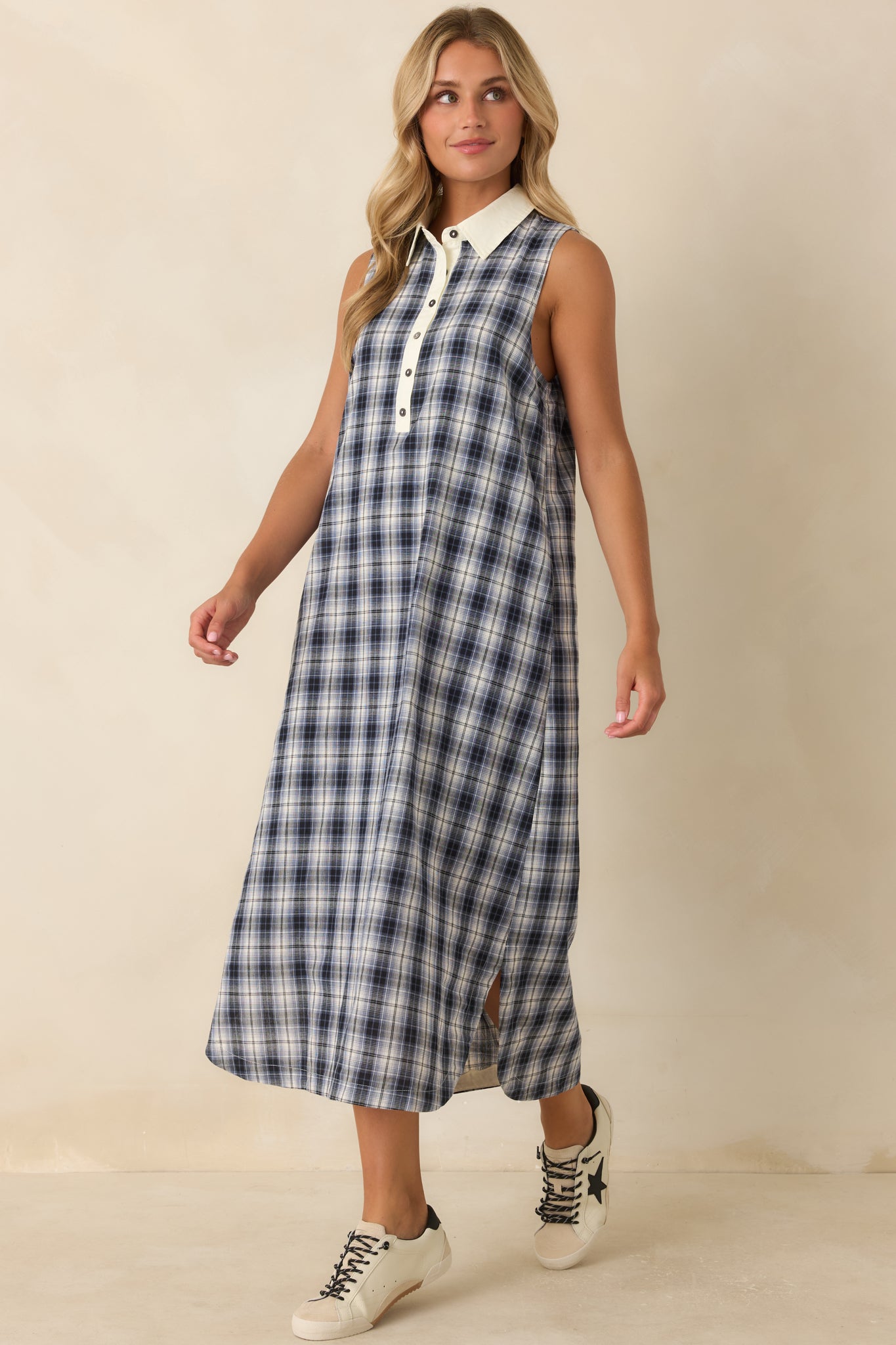 Classic cotton dress featuring a structured collar, ivory trim details, side pockets, and an effortless fit.