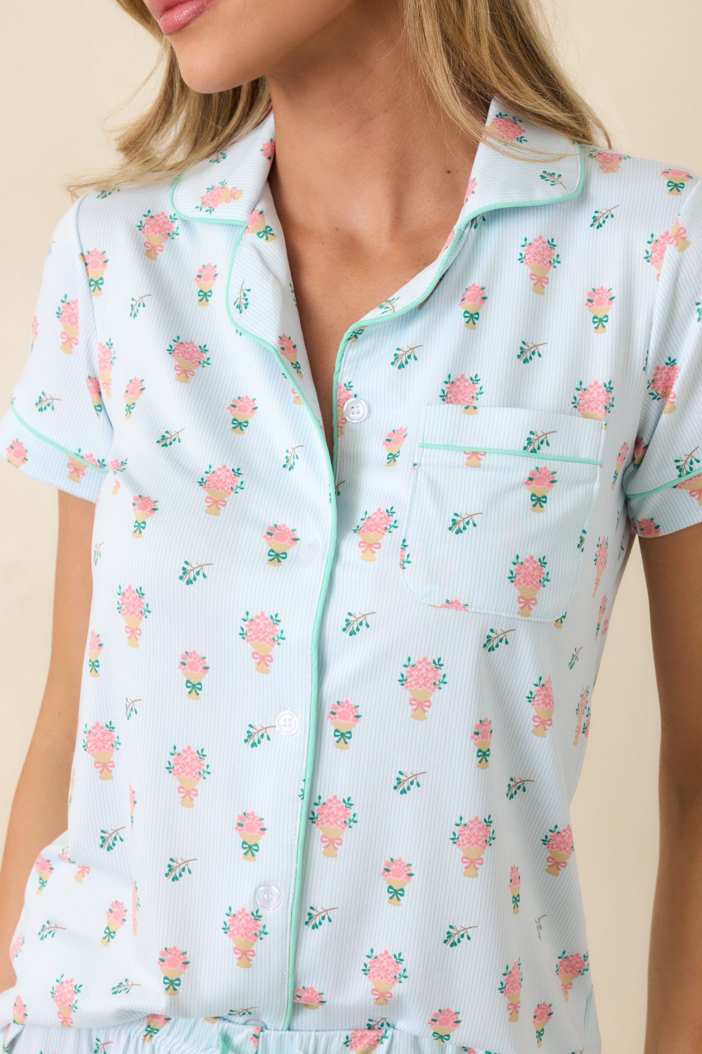 Close look at the petite floral bouquet print and contrast piping that add a crisp, polished finish.