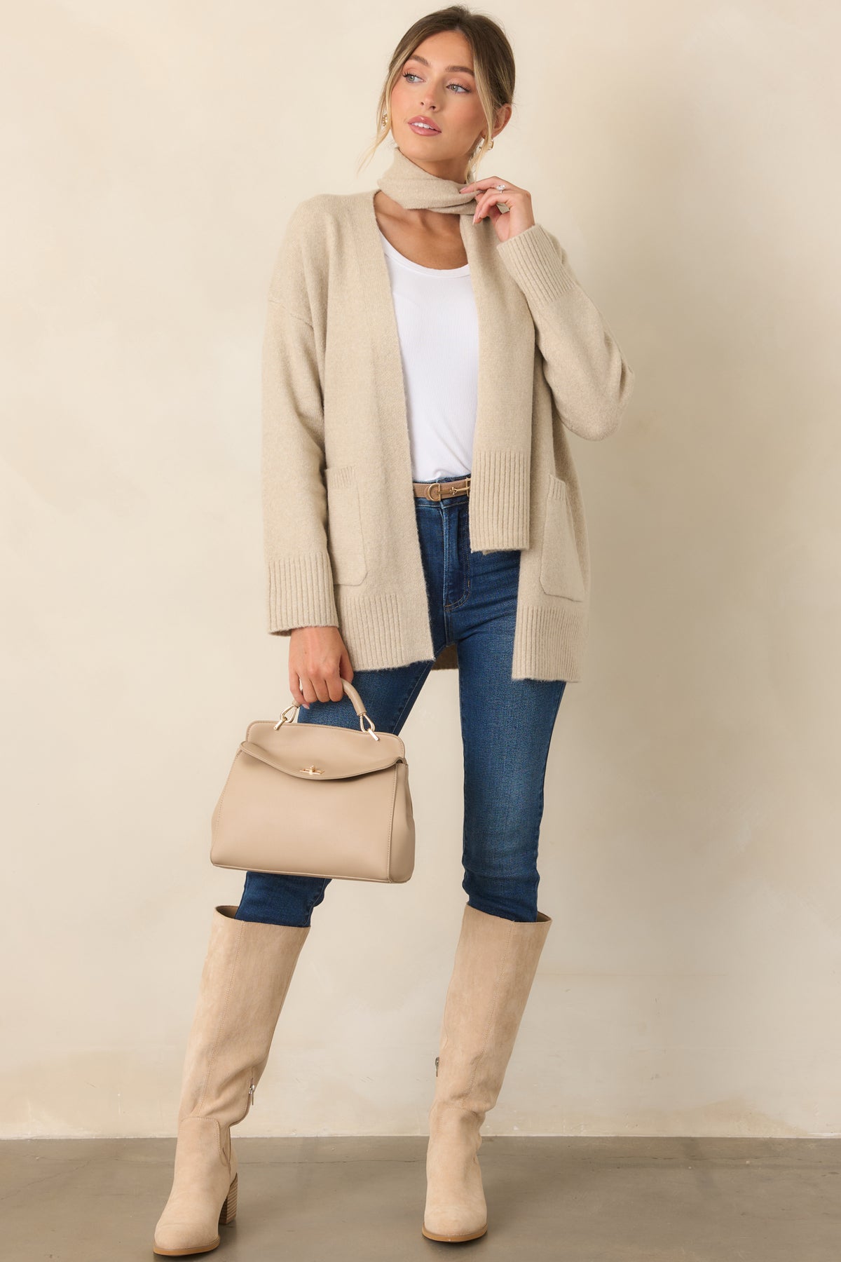 Coordinated cardigan and scarf set featuring an easygoing silhouette, long sleeves, and ribbed trim.