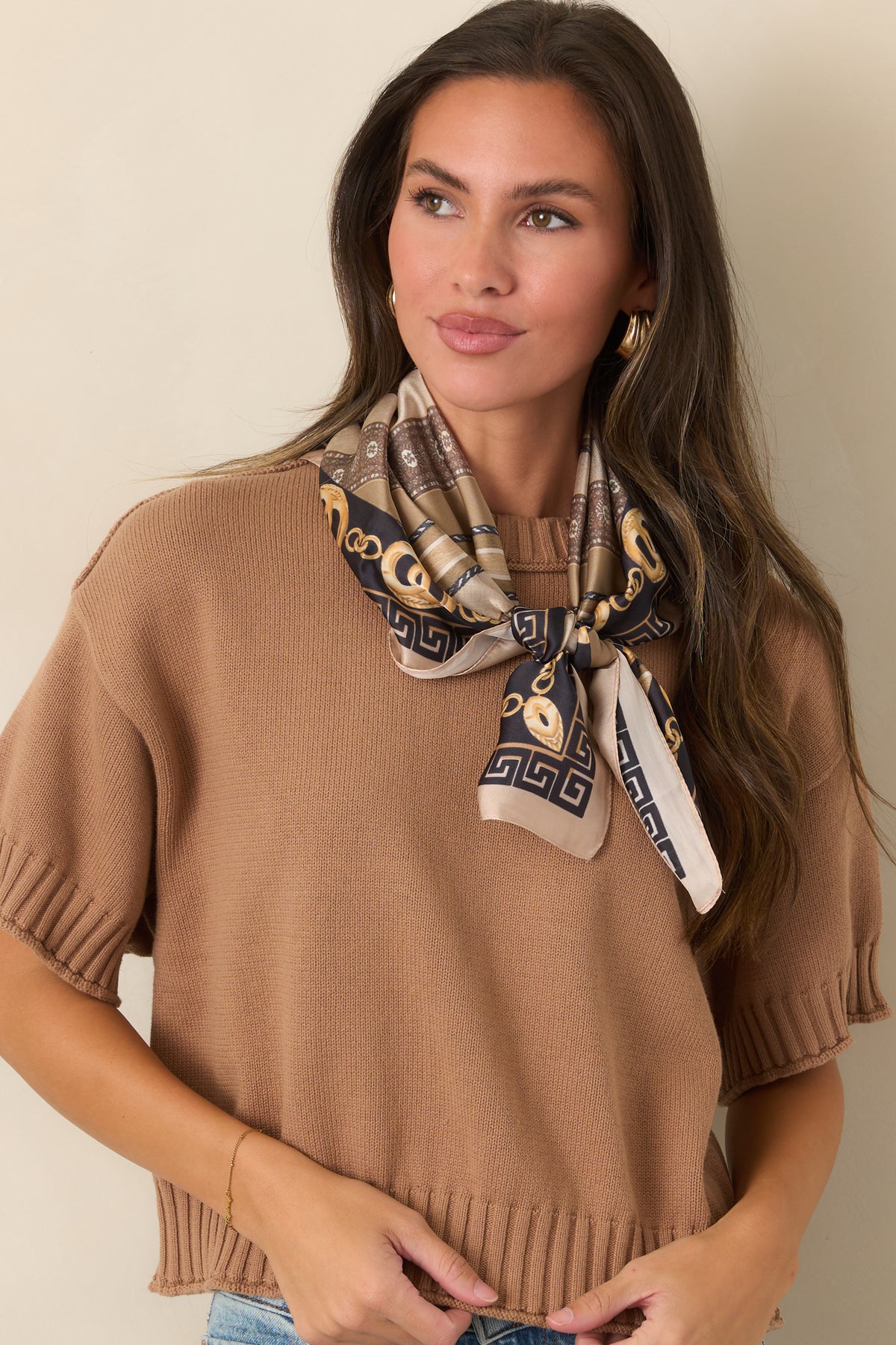 Casual boxy cotton top featuring a crew neckline and pronounced ribbed edging.