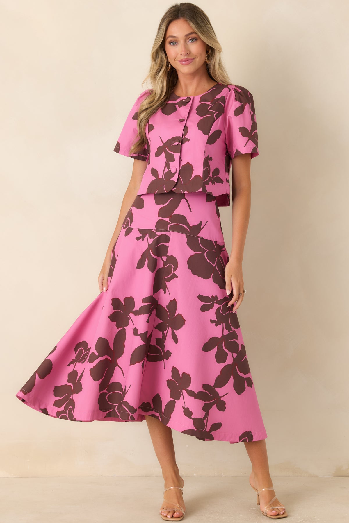 100% cotton midi skirt designed with a wide fitted waistband, concealed side zipper, and voluminous silhouette covered in oversized brown flowers.