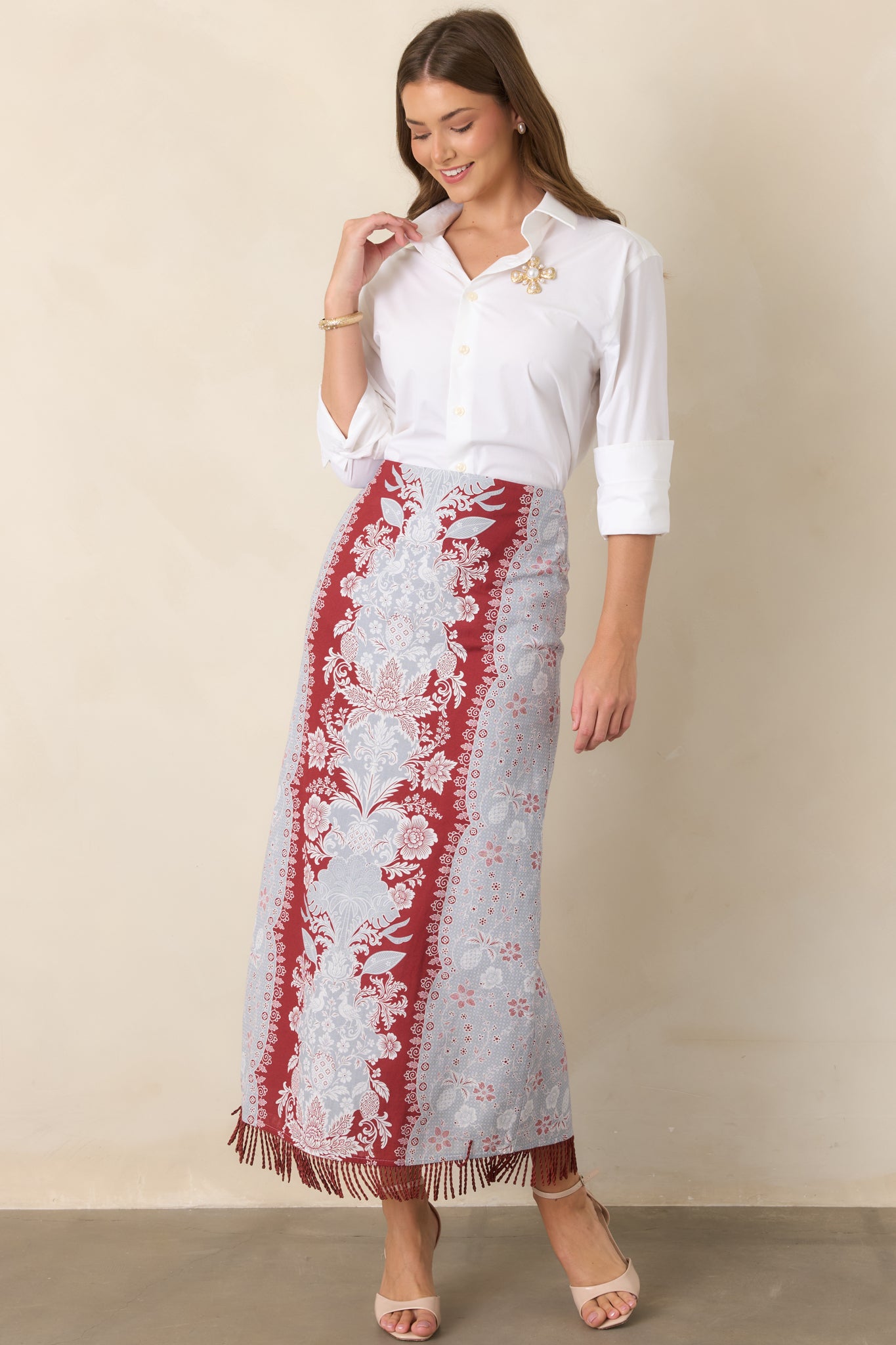 Breathable cotton-linen skirt featuring a streamlined column shape, full cotton lining, and delicate fringe along the lower edge.