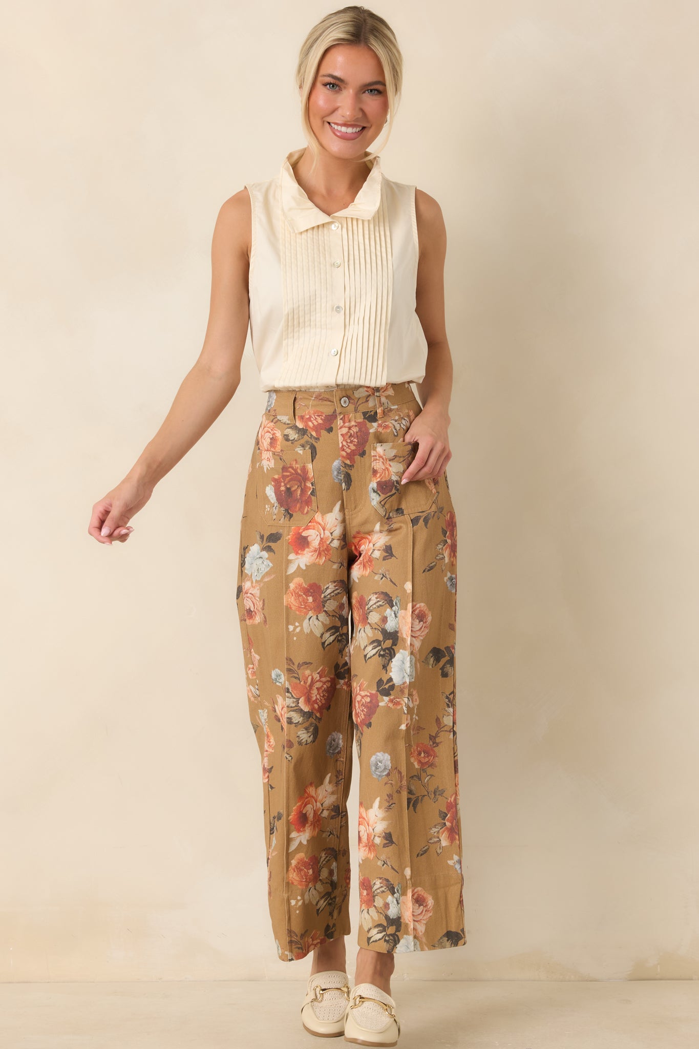 Full body of 100% cotton sleeveless blouse featuring crisp pintuck pleats, a softly structured collar, and a full button front.