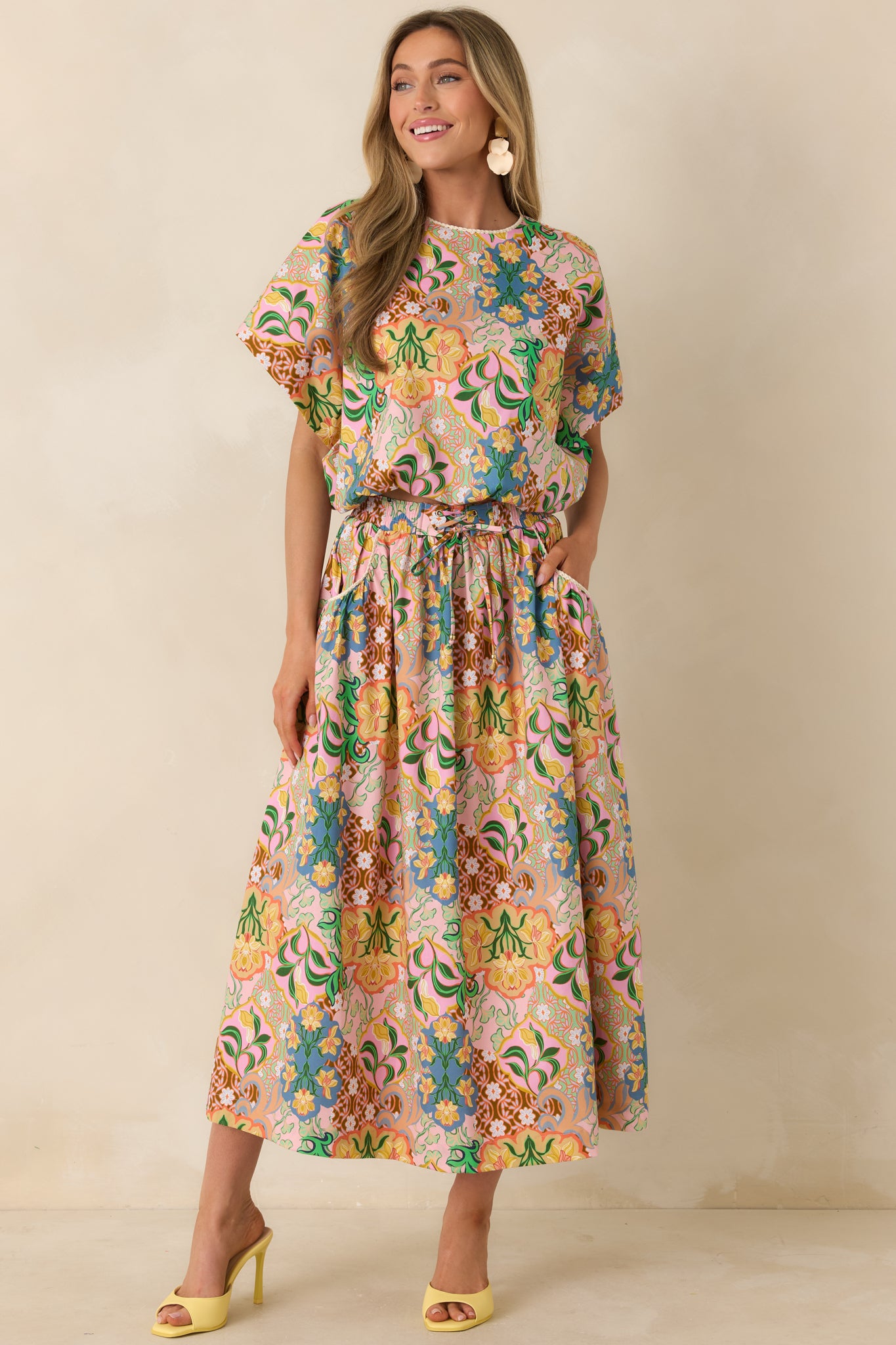 Cotton top with relaxed silhouette, dolman sleeves, round neckline, and vibrant vintage-inspired print.