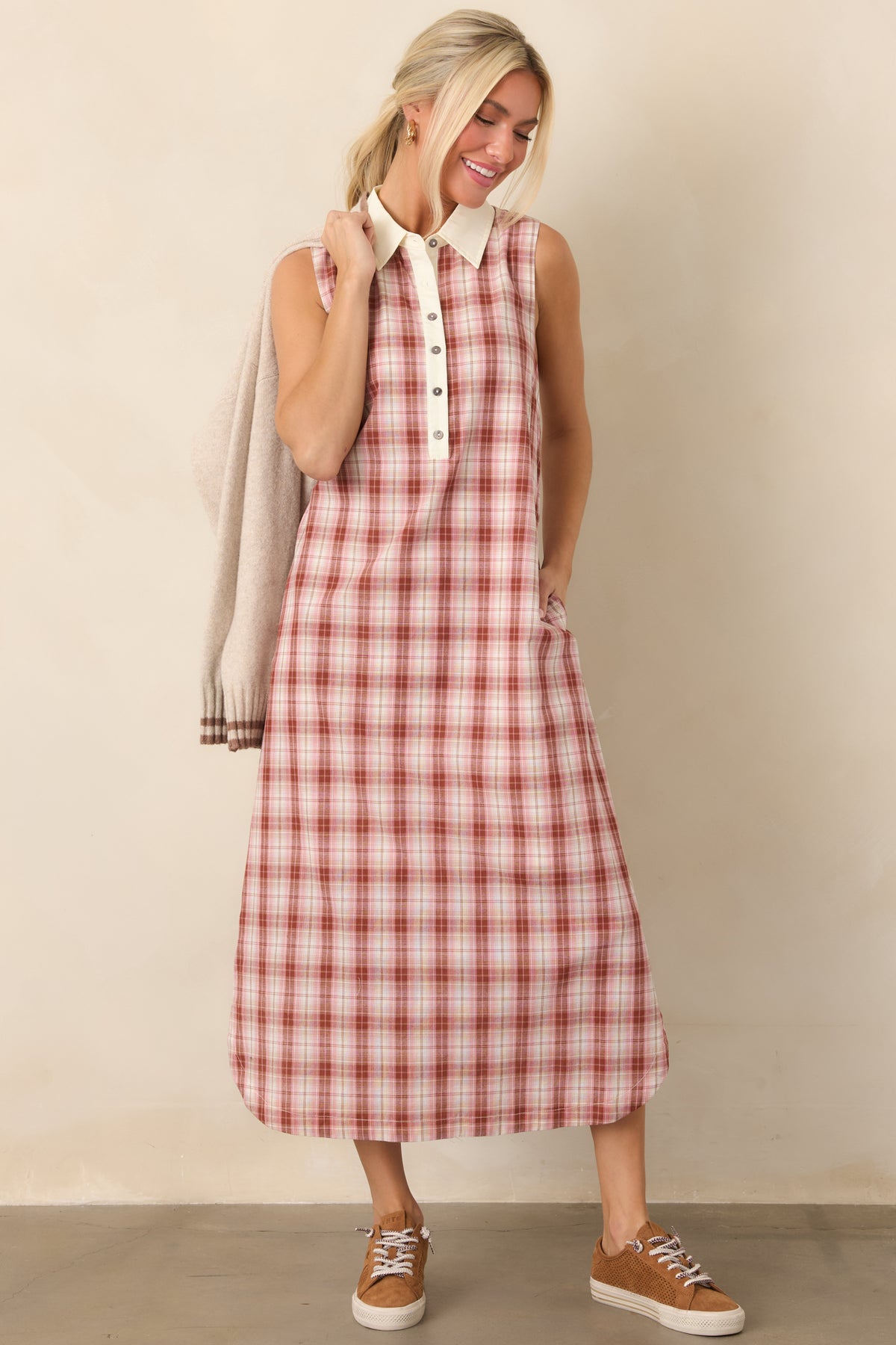 Crisp cotton dress with a comfortable relaxed fit, sleeveless cut, ivory-trimmed collar, and functional side pockets.