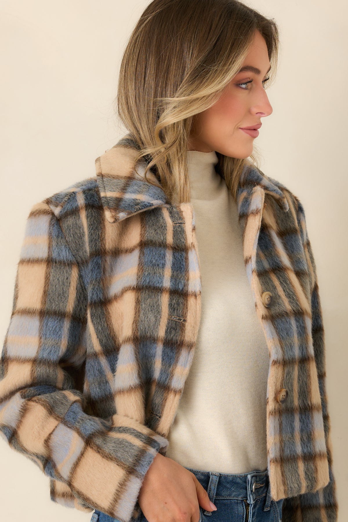 Pointed collar and tortoiseshell-style buttons on the brushed multicolor cropped jacket.