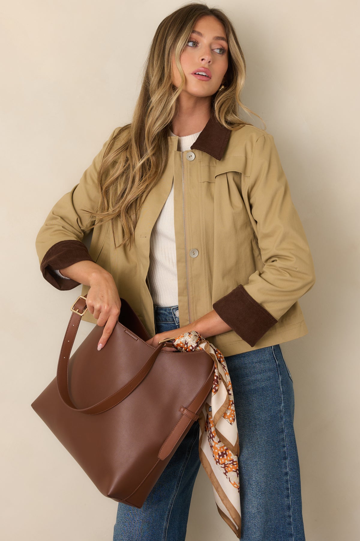 Slightly cropped khaki jacket combining a structured body with a contrasting brown corduroy collar and side pockets.