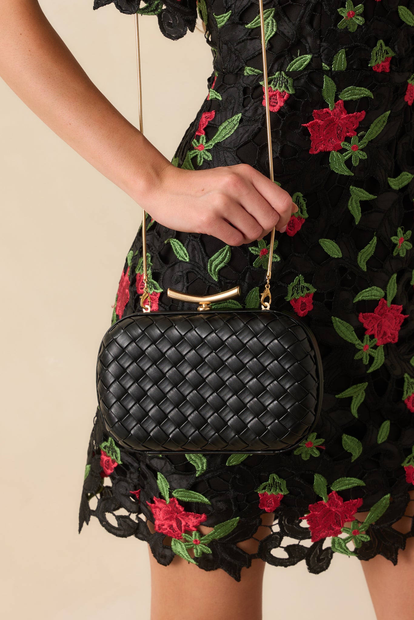 A cropped close view showing the polished top bar clasp, clean frame, and elegant chain.