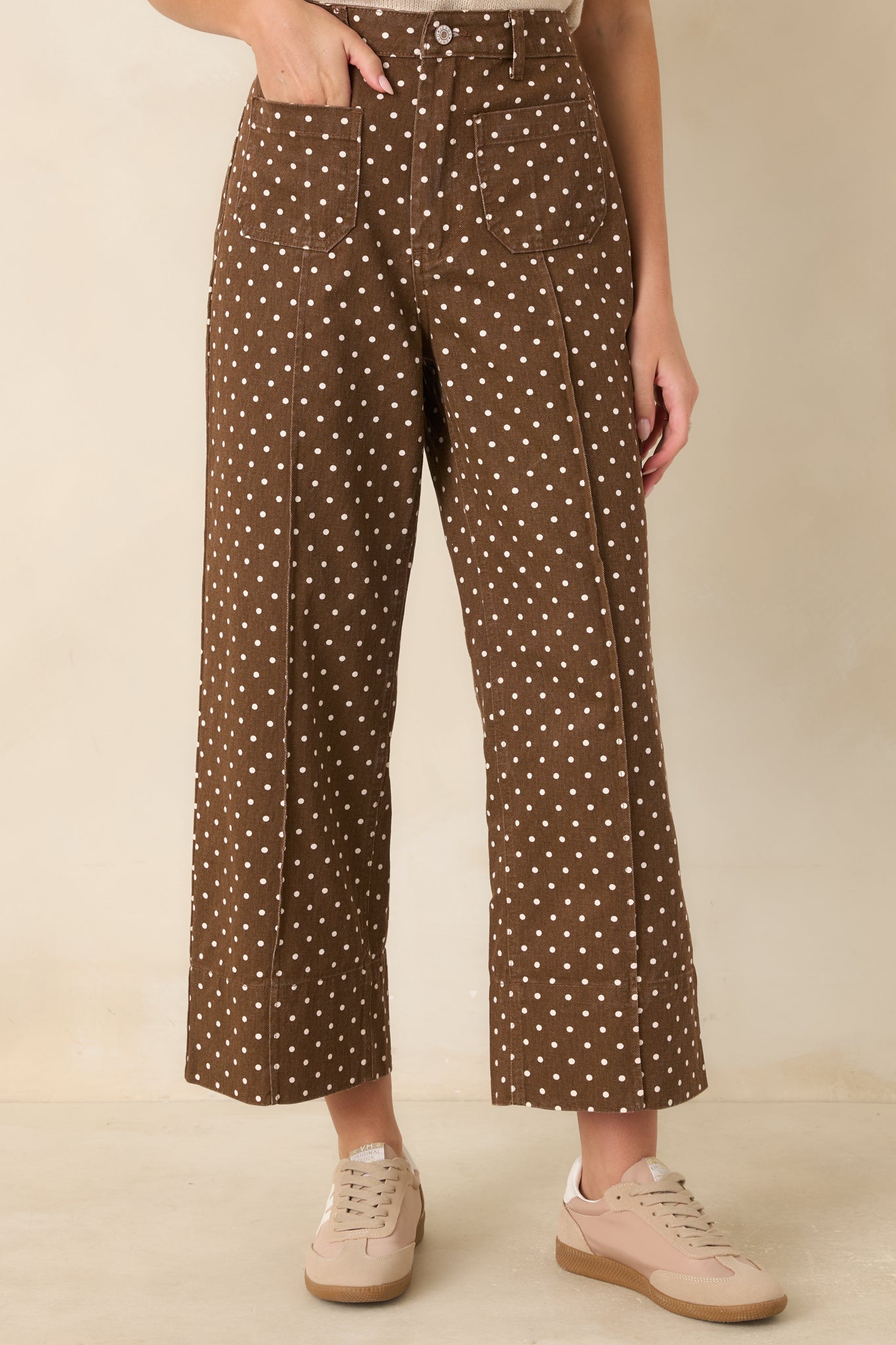 Defined front seams add structure to these cropped wide leg cotton pants.