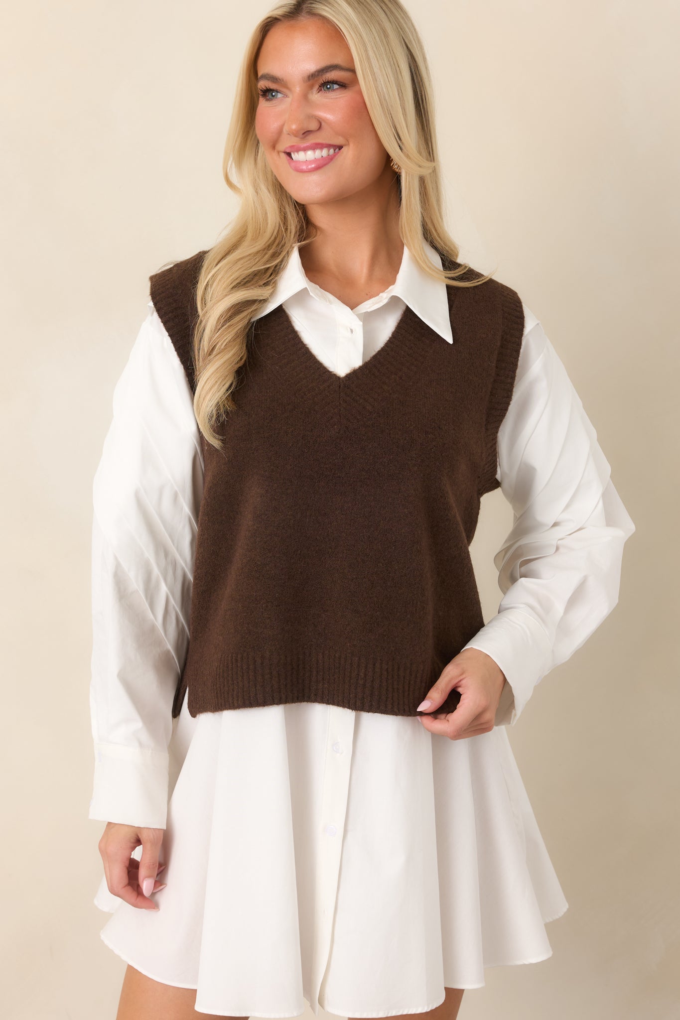 Close view of the vest’s lower hem, featuring a small side slit that adds subtle movement to the streamlined silhouette.