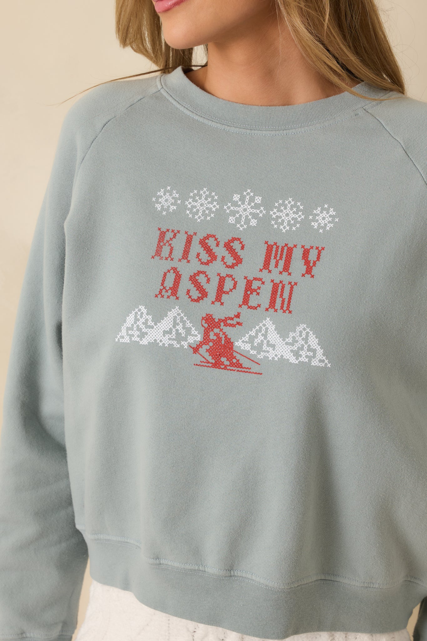 Detailed view of the “Kiss My Aspen” skier graphic with sharp winter-themed accents.