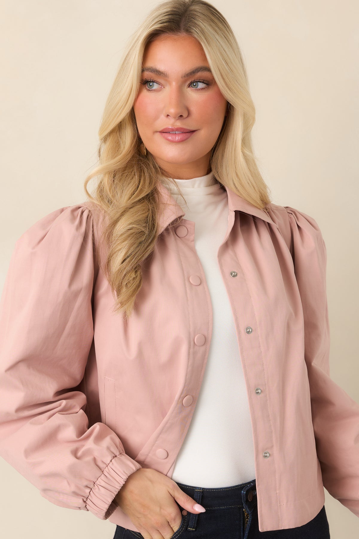 Dusty pink cropped silhouette with a relaxed fit and softly structured sleeve shape.