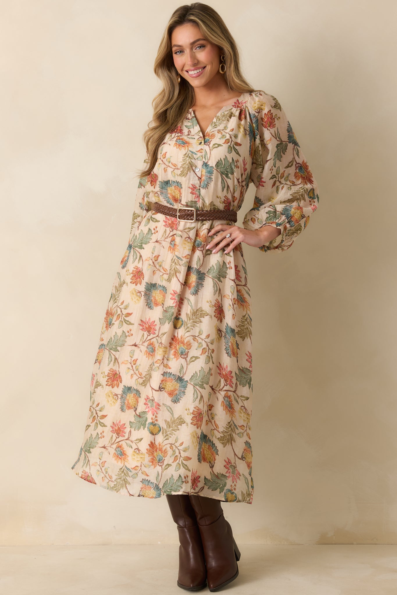 The ecru multi floral maxi dress flows gracefully, combining a relaxed shape with charming buttoned sleeves.
