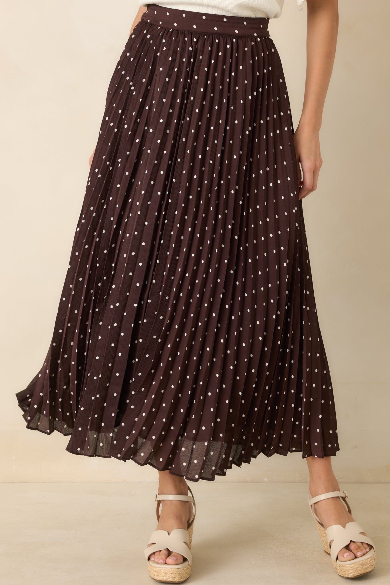 Close view of the elastic waistband showcasing the comfortable fit and clean construction of the maxi skirt.