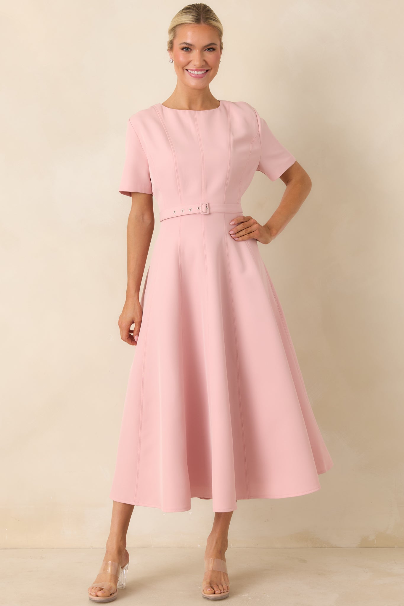 Elegant midi dress, with short sleeves and a voluminous skirt with natural movement.
