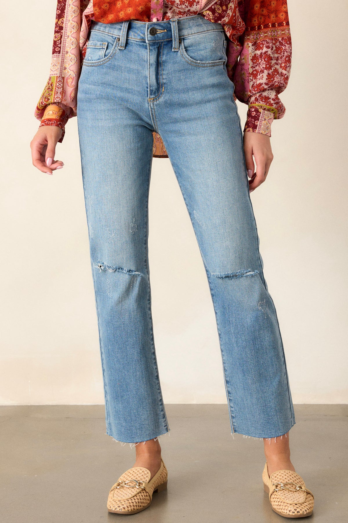 MEDIUM WASH - DISTRESSED STRAIGHT FIT JEANS