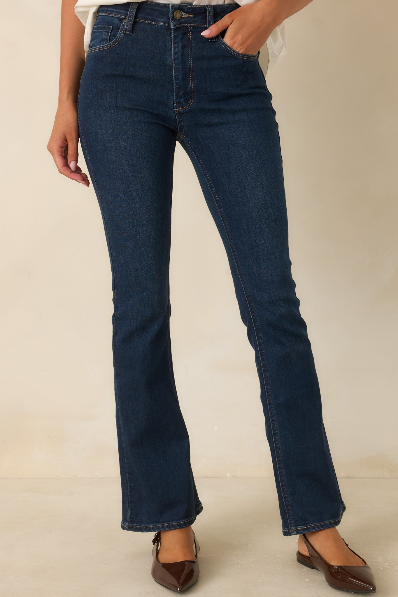 Classic five-pocket styling adds timeless functionality to these dark wash stretch denim jeans.