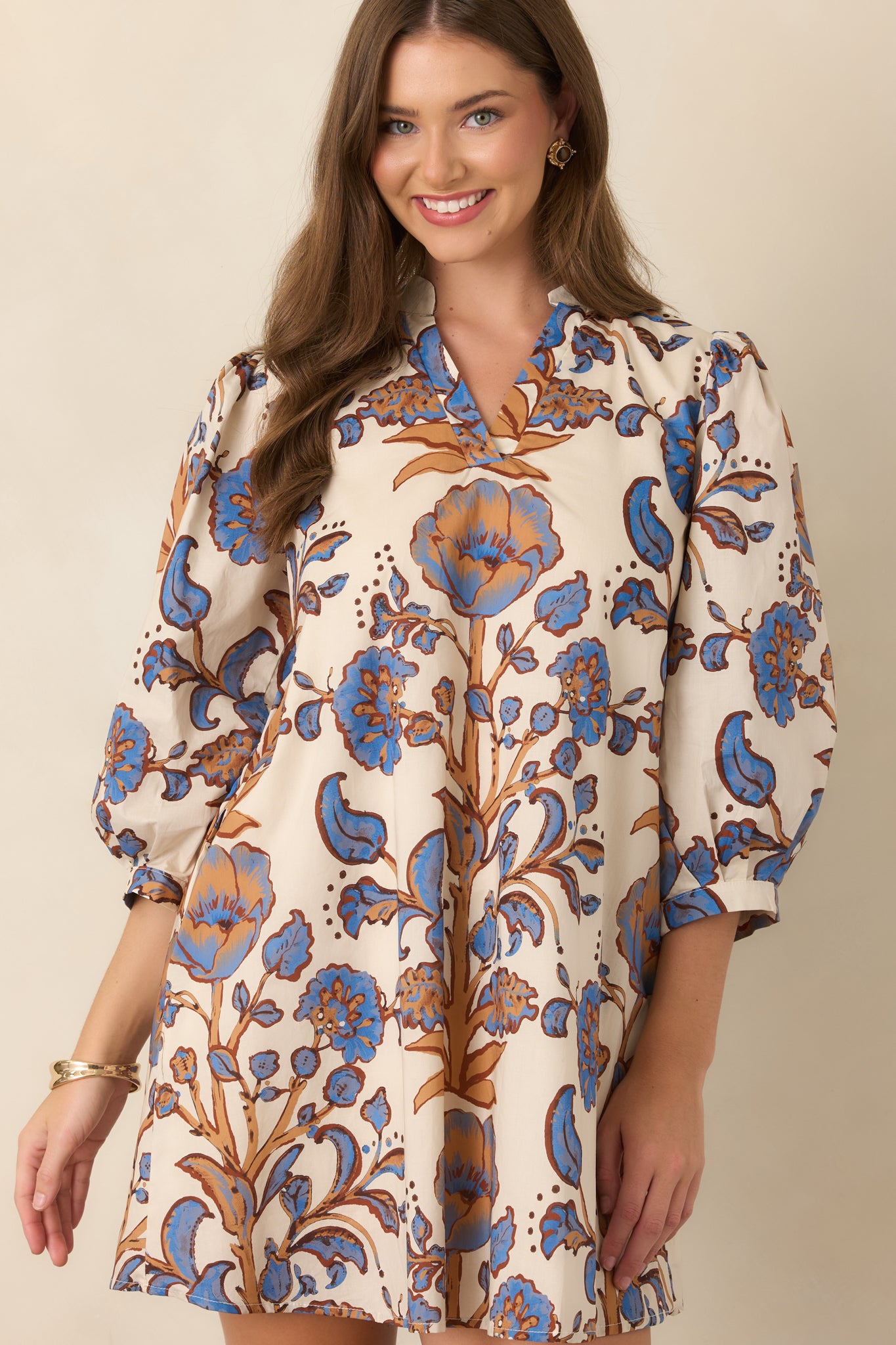 Three-quarter sleeve detail featuring softly gathered fabric and narrow cuffs on the floral cotton dress.