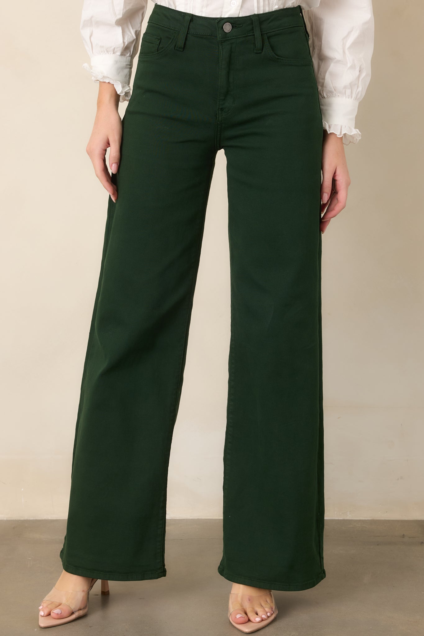 Forest green wide-leg denim featuring a smooth finish and flexible stretch that enhances everyday comfort and movement.