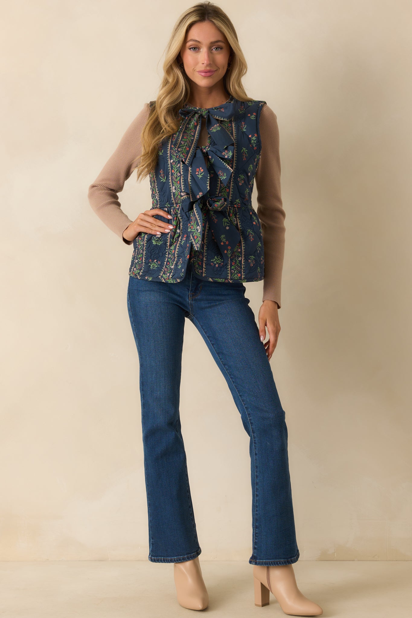 momoです。room306contemporary vest Navy Multi Floral Print Bow Front Quilted Vest - All Tops | Red Dress