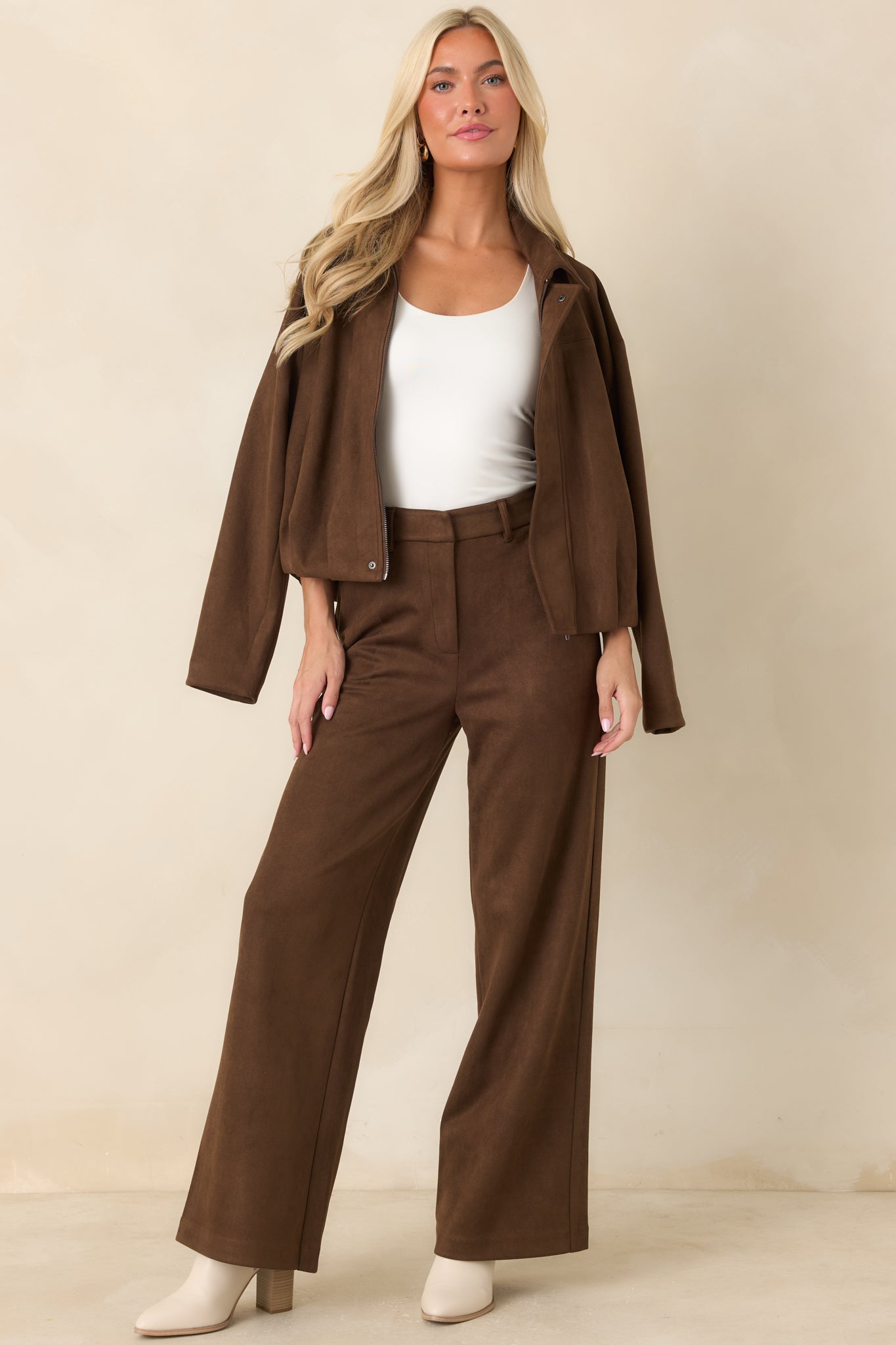 Full-length wide-leg pants featuring a polished high-rise silhouette, practical side pockets, belt loops, and a comfortable elastic back waistband.