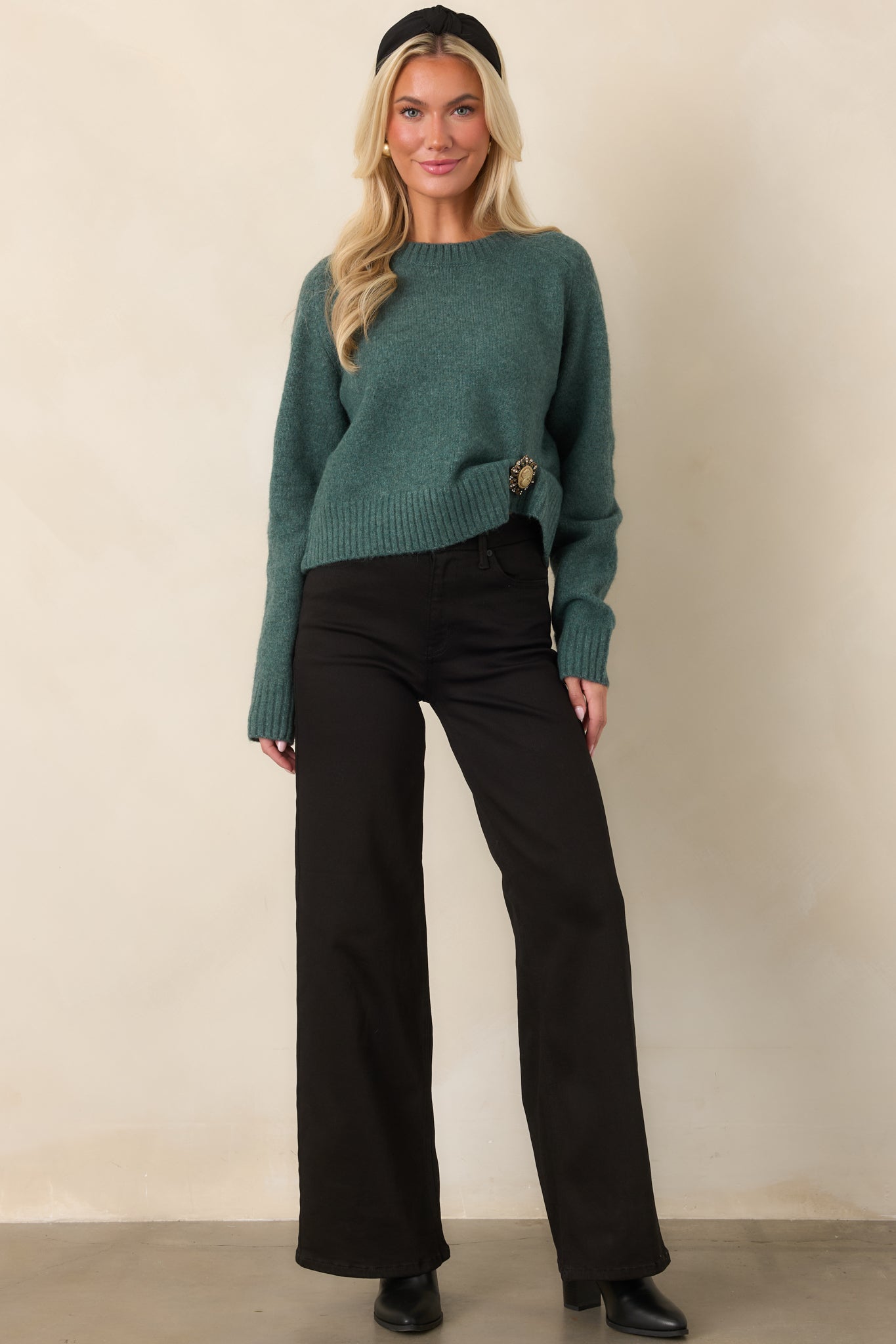 Full wide-leg pants in structured denim, featuring a clean waist-to-hip fit, traditional pockets, and a button-and-zip front closure.