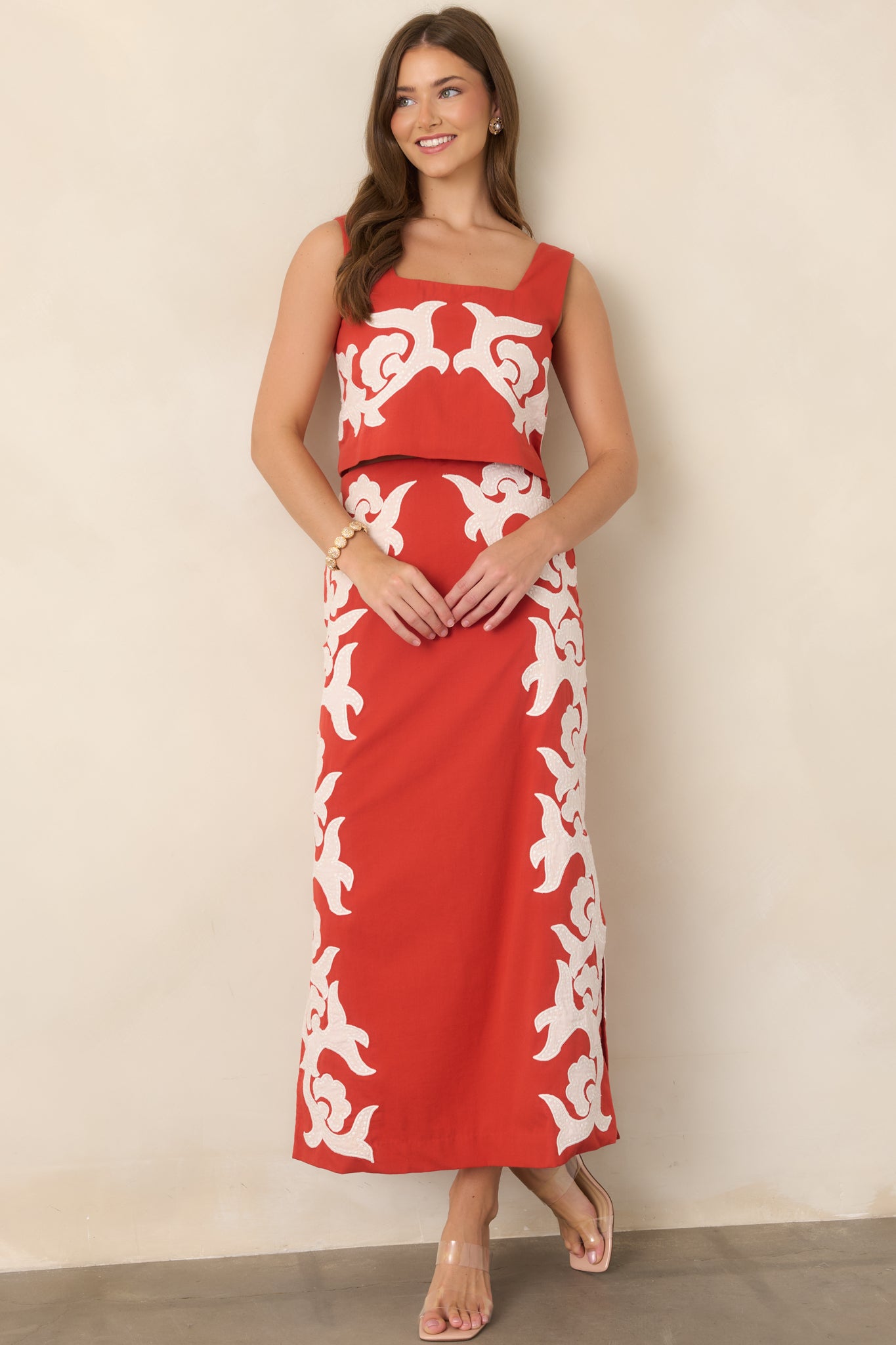 Fully lined cropped top crafted from cotton, finished with wide straps and a crisp square neckline.