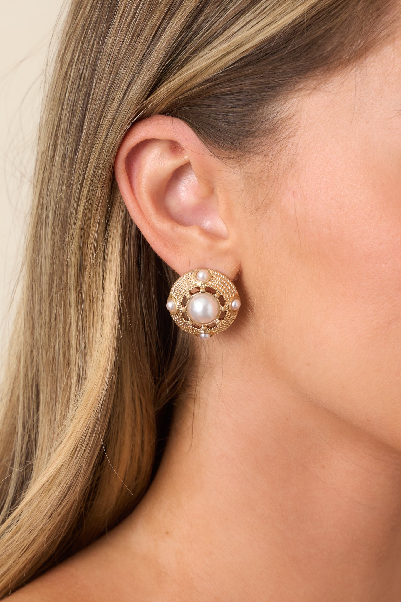 Close-up of the dimensional faux pearl arrangement, highlighting the prominent center pearl and surrounding smaller accents within the textured gold-tone setting.