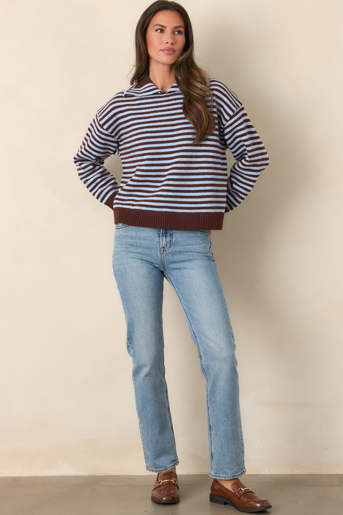 Cotton-rich denim jeans featuring a high-rise waist, subtle fading, and a clean straight-leg silhouette.
