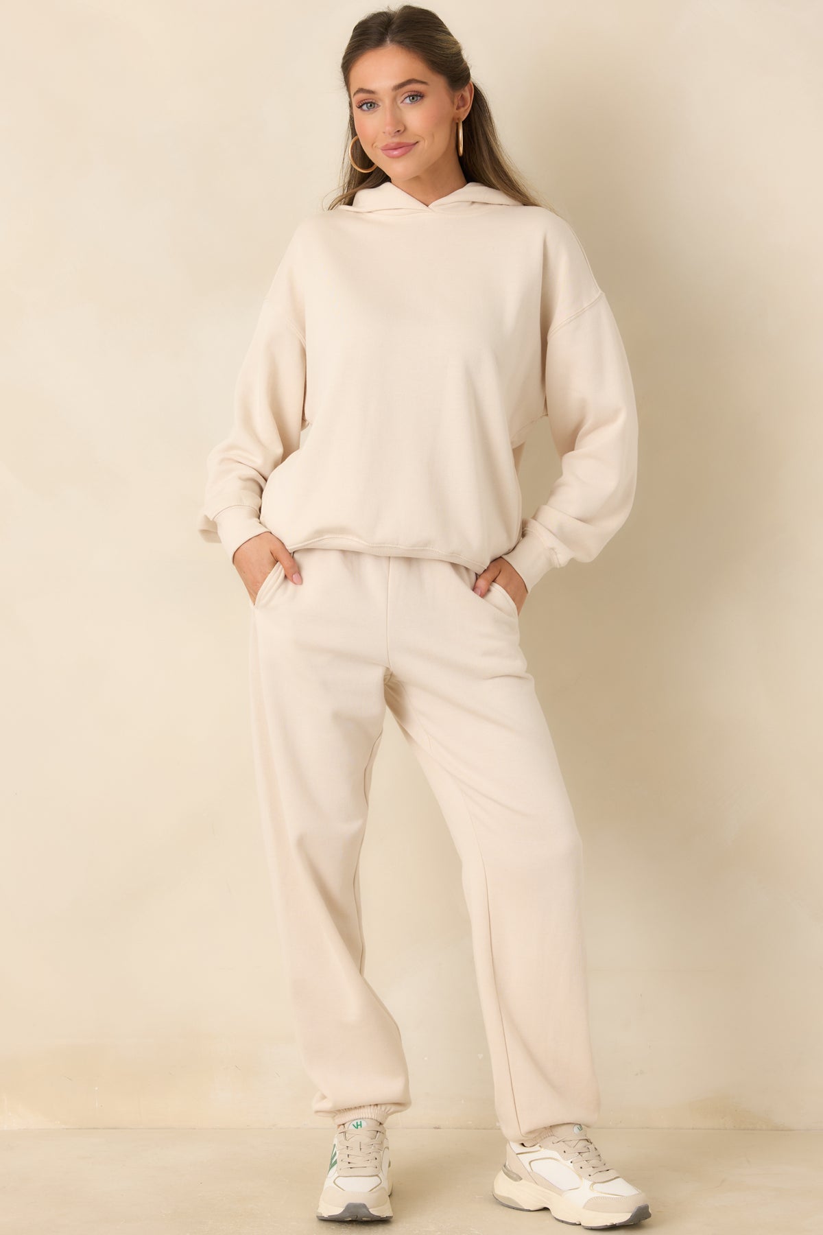 Warm ivory-beige fleece joggers with a relaxed fit, elastic waistband, and gathered ankle cuffs.