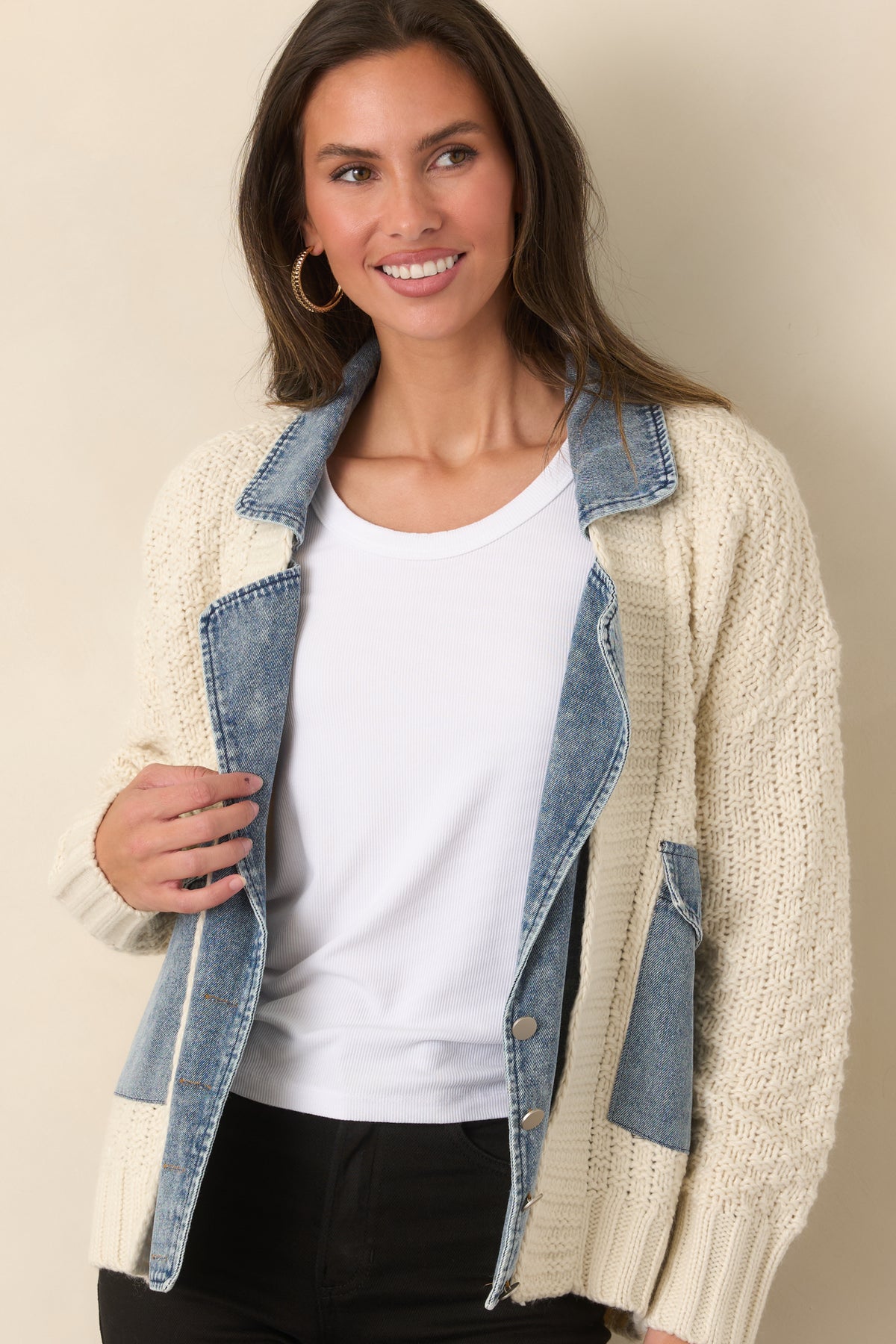 Denim flap pockets add practical detail to the chunky ivory knit jacket.