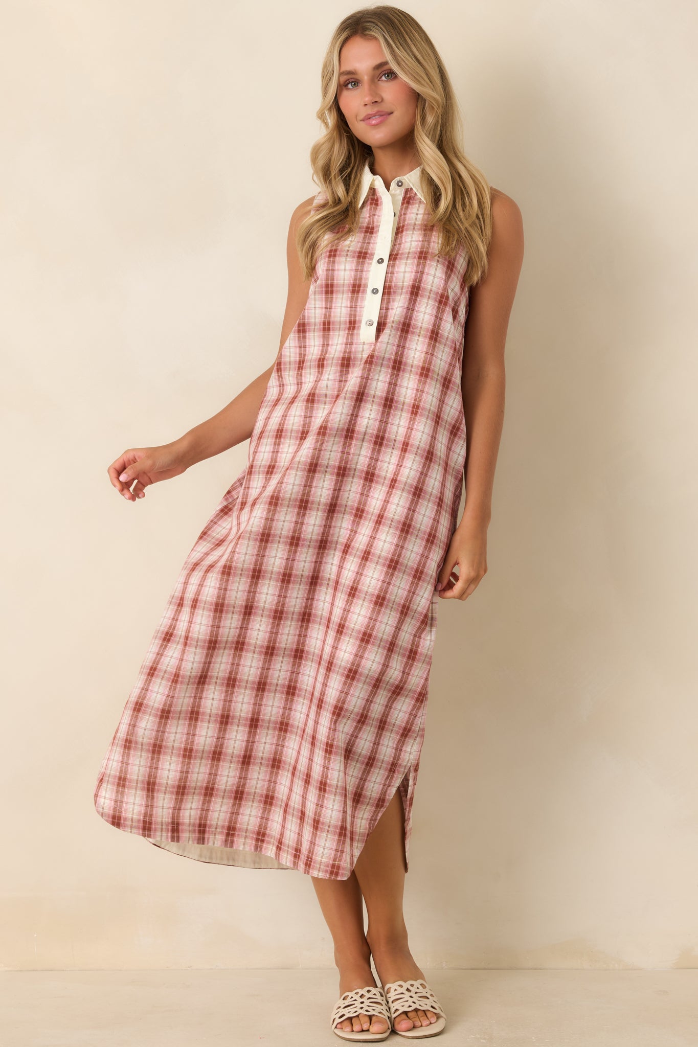 Relaxed cotton dress designed with contrasting ivory trim, a sleeveless silhouette, and comfortable lined construction.