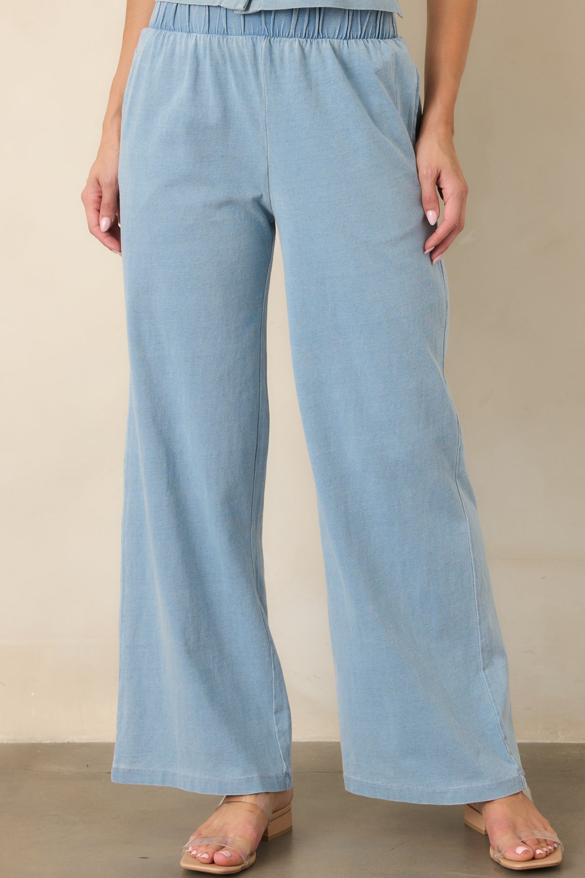 Detailed view of the lightweight cotton pants featuring a functional side pocket and relaxed wide-leg construction.