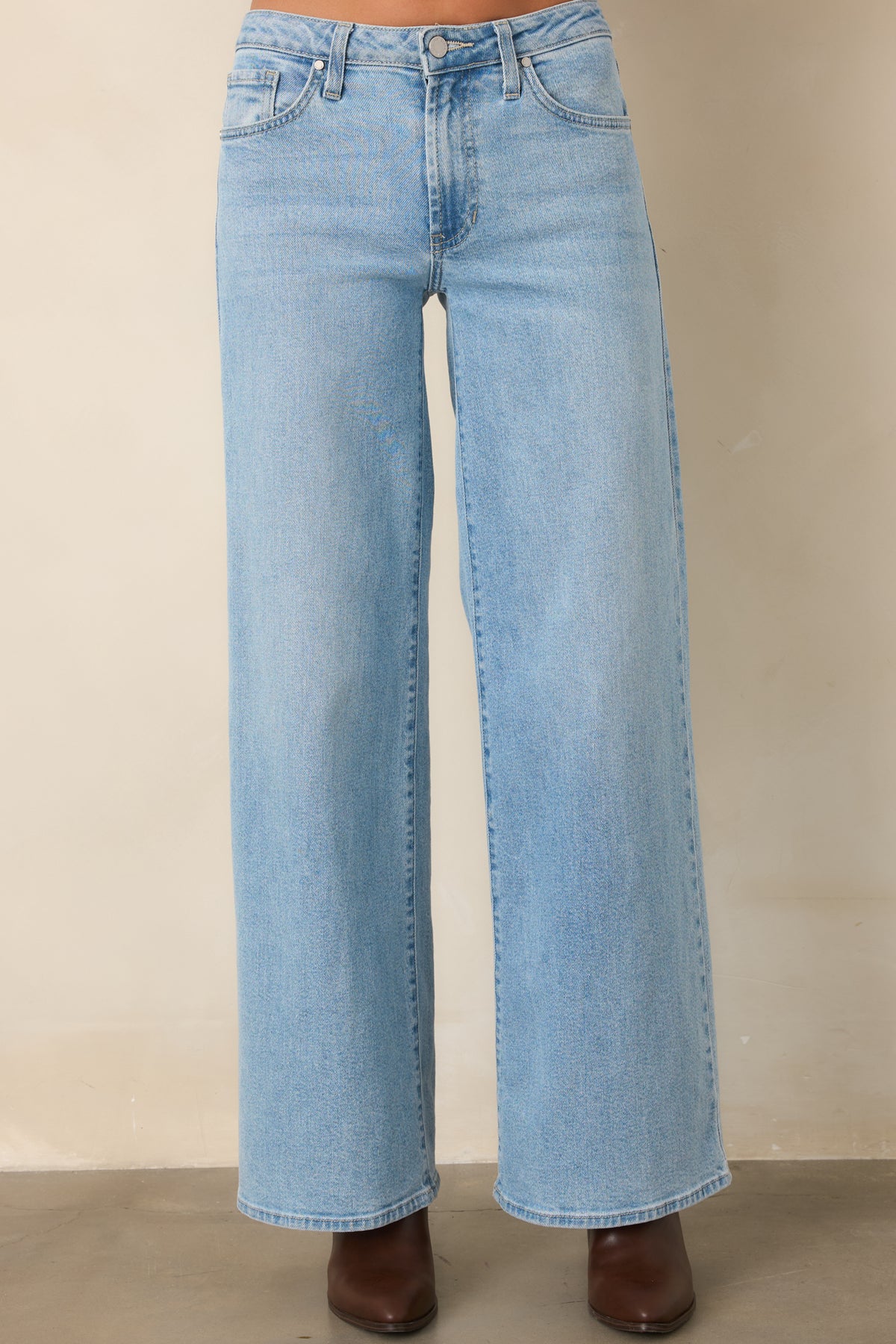 A comfortable waist fit leads into the relaxed, flowing shape of these light wash pants.