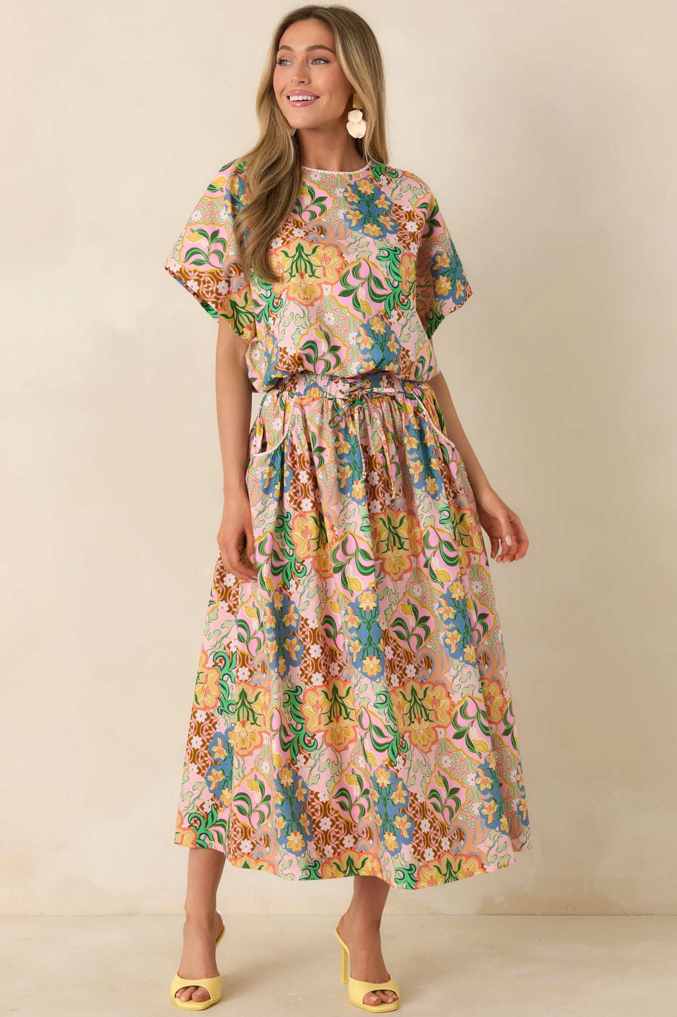 Lightweight cotton top featuring softly draped dolman sleeves and bloused balloon hem for effortless shape.