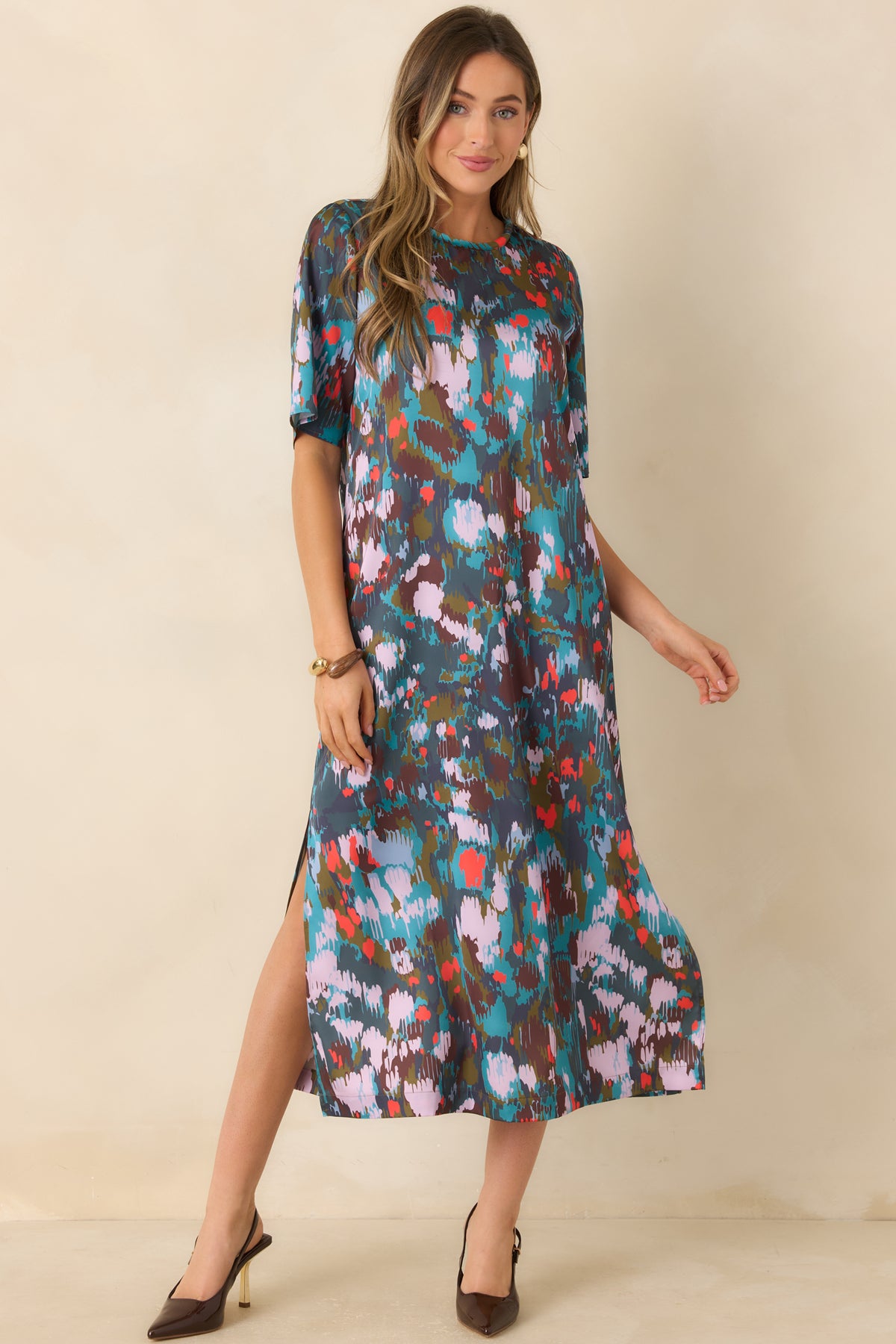 Lined midi dress with loose short sleeves, a classic neckline, and a gently flowing skirt.